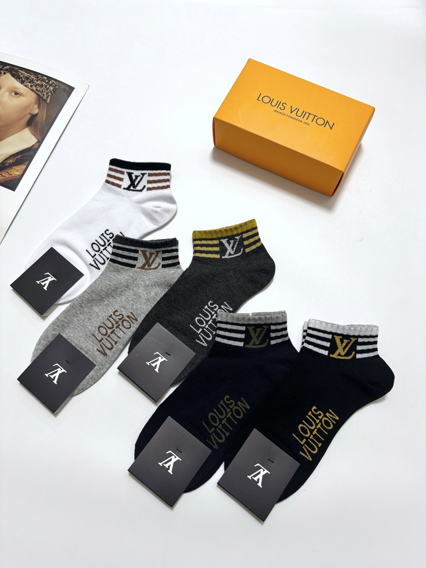  配包装
🌟【一盒5 双】男女同款
 🌟LV 路易威登 经典字母logo ins超火爆短袜，纯棉面料，潮
