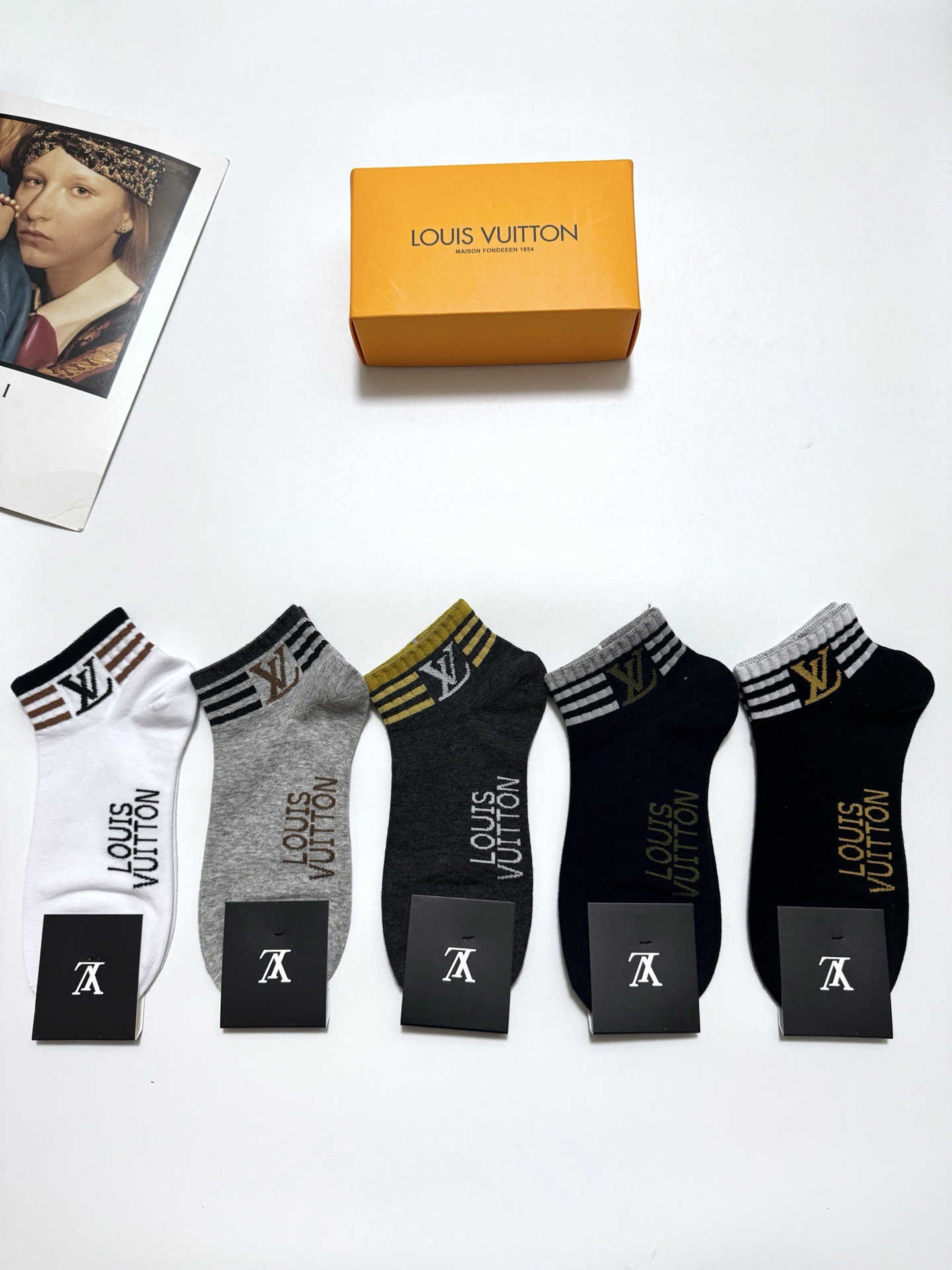 配包装
🌟【一盒5 双】男女同款
 🌟LV 路易威登 经典字母logo ins超火爆短袜，纯棉面料，潮