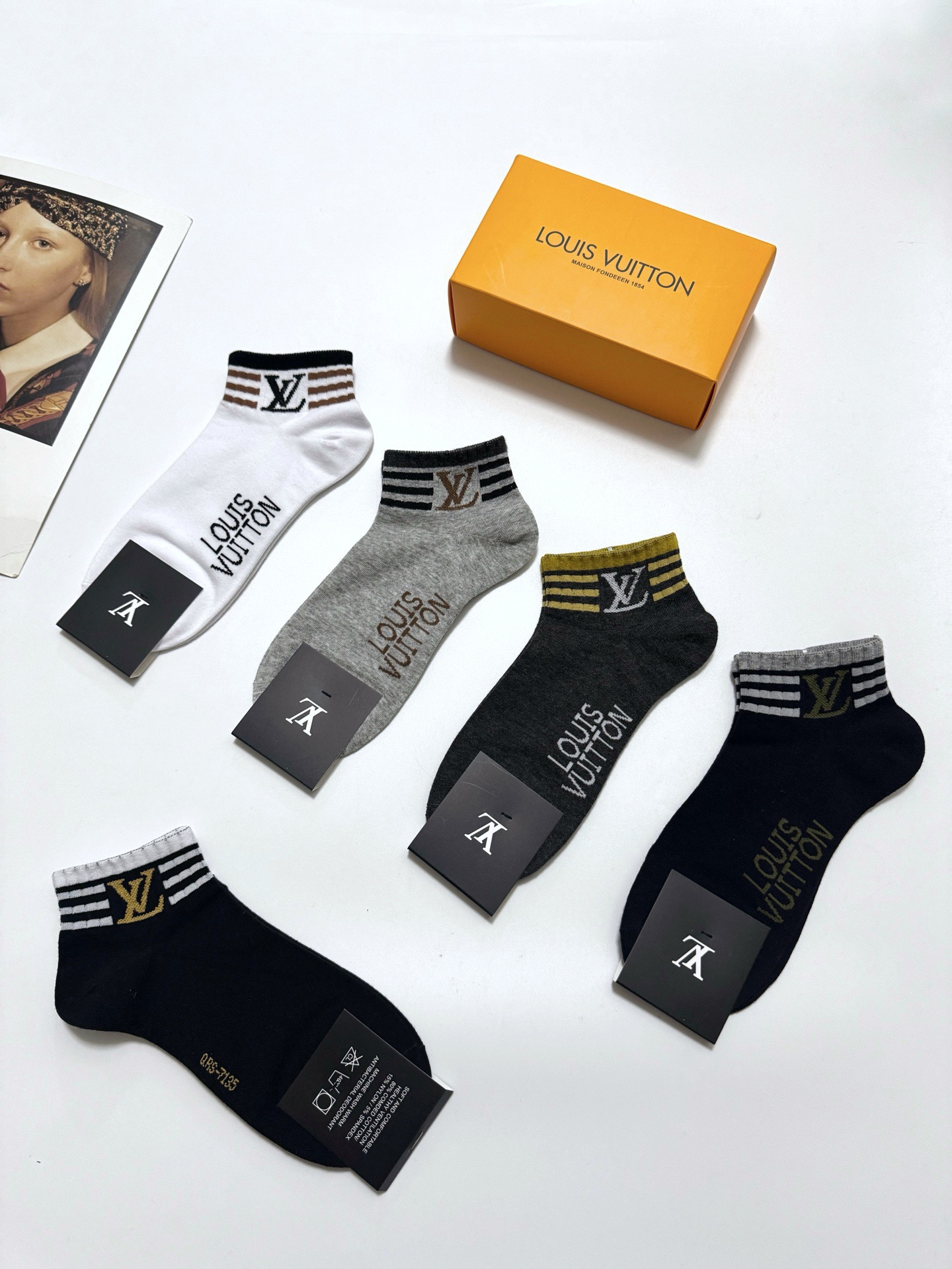  配包装
🌟【一盒5 双】男女同款
 🌟LV 路易威登 经典字母logo ins超火爆短袜，纯棉面料，潮