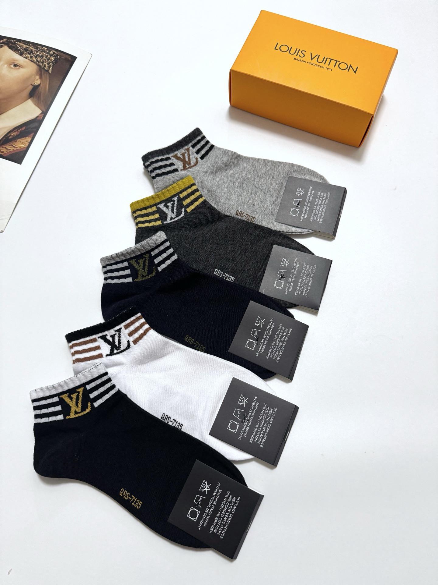  配包装
🌟【一盒5 双】男女同款
 🌟LV 路易威登 经典字母logo ins超火爆短袜，纯棉面料，潮