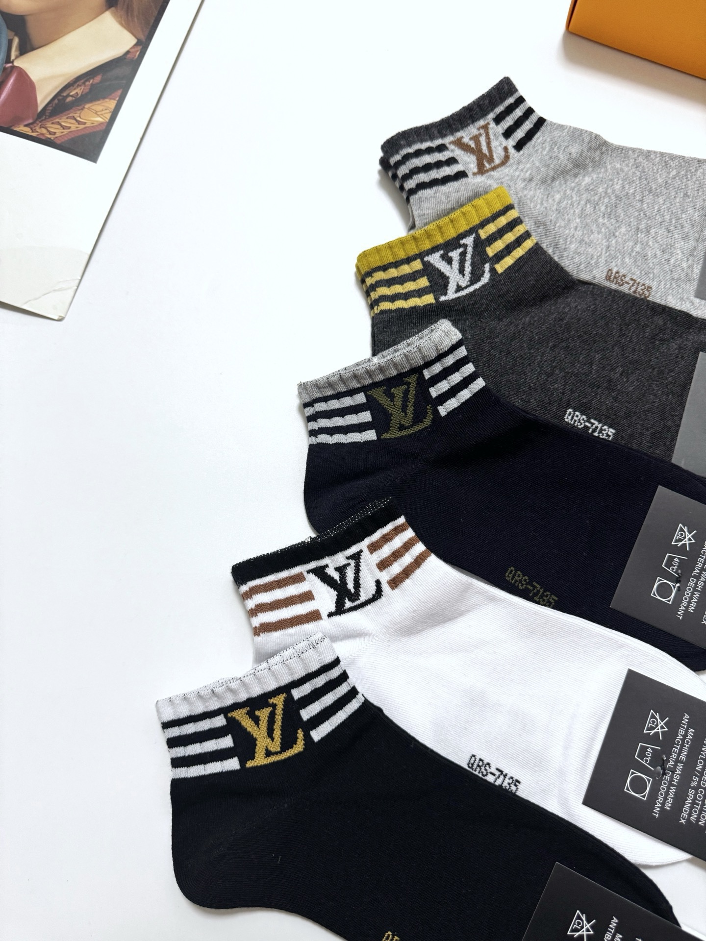  配包装
🌟【一盒5 双】男女同款
 🌟LV 路易威登 经典字母logo ins超火爆短袜，纯棉面料，潮