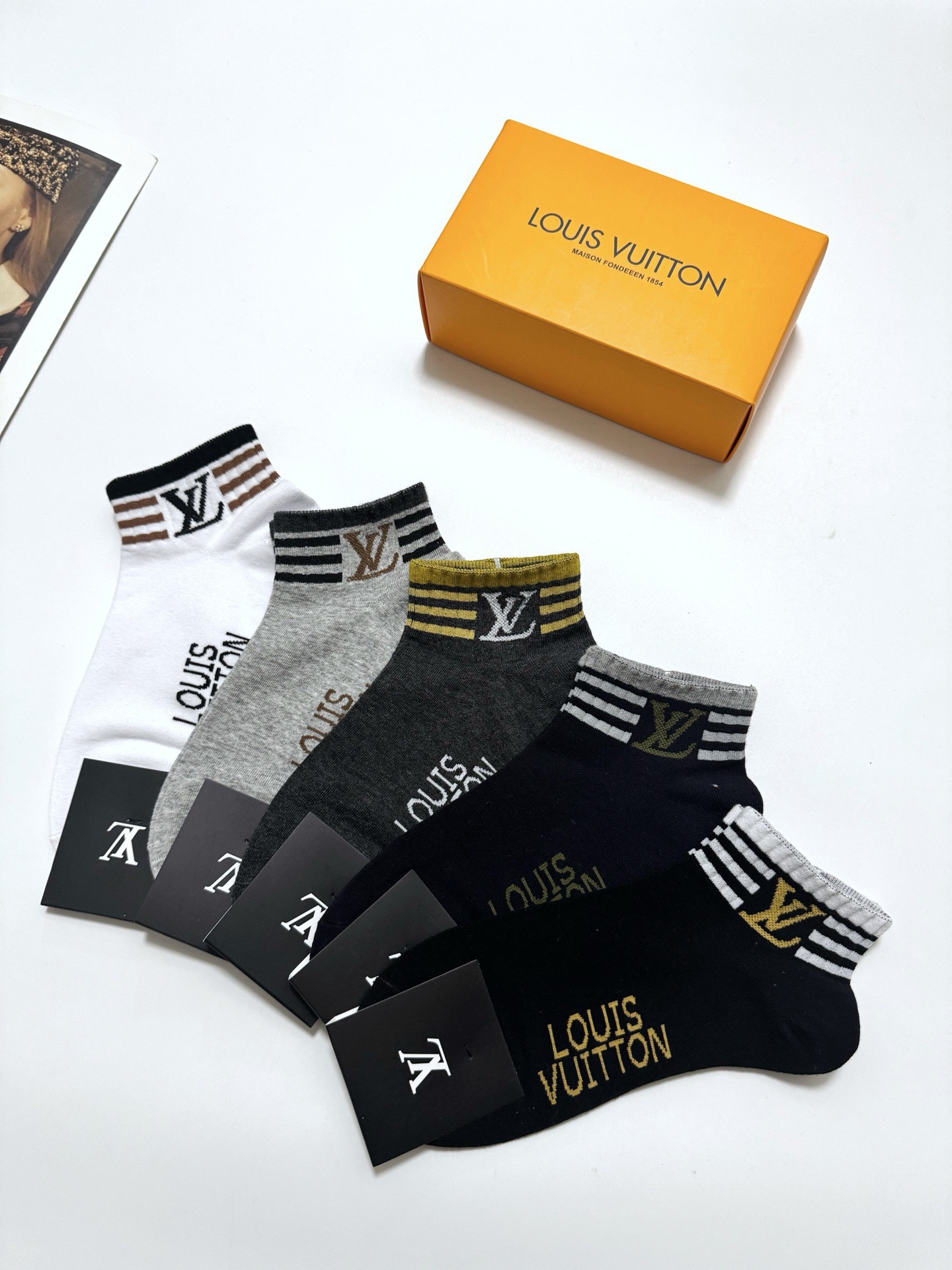  配包装
🌟【一盒5 双】男女同款
 🌟LV 路易威登 经典字母logo ins超火爆短袜，纯棉面料，潮