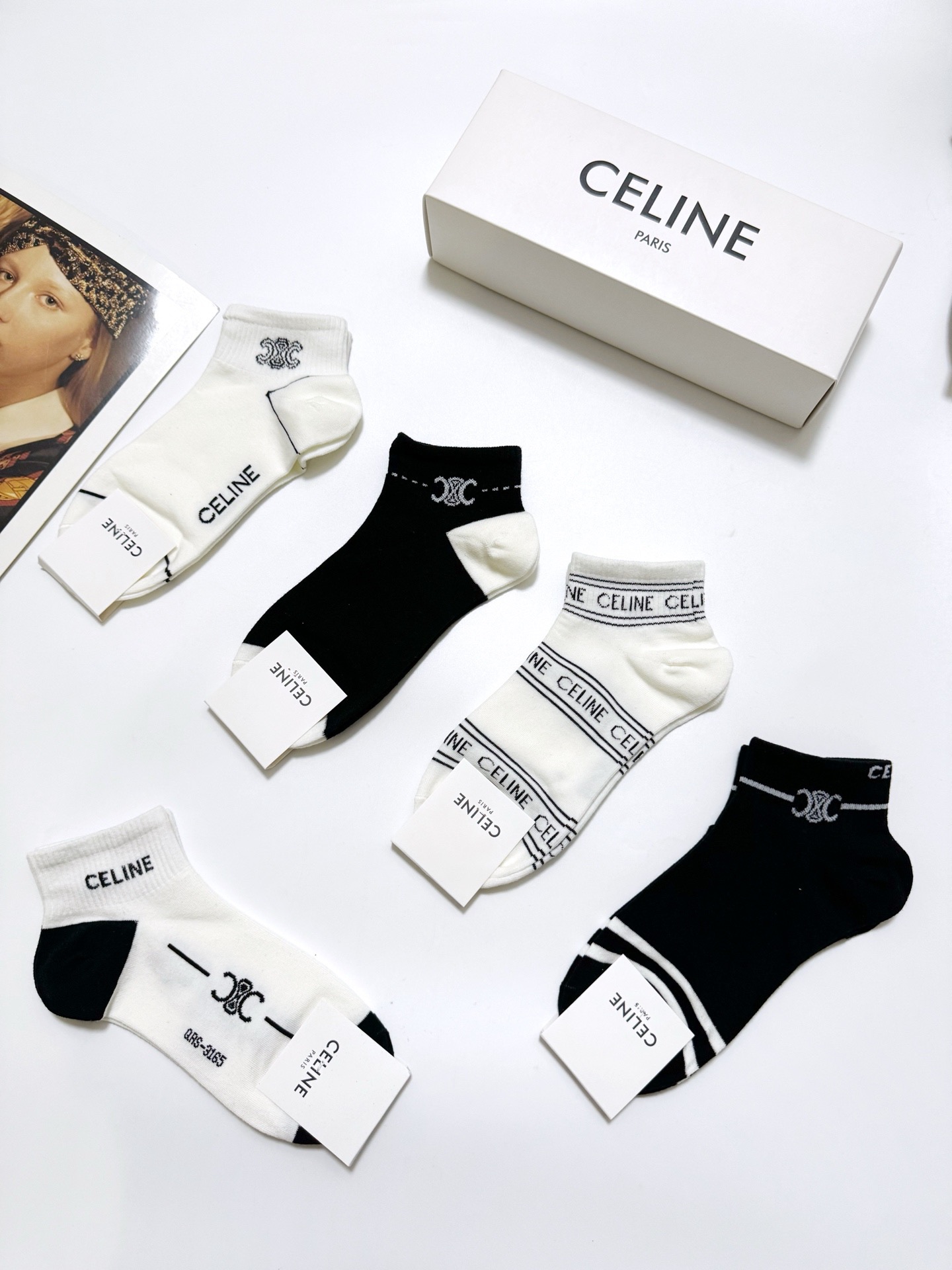  配包装
🌟【一盒5双】
 🌟Celine 赛琳 经典字母logo 纯棉短袜   ，ins超火爆短袜，纯