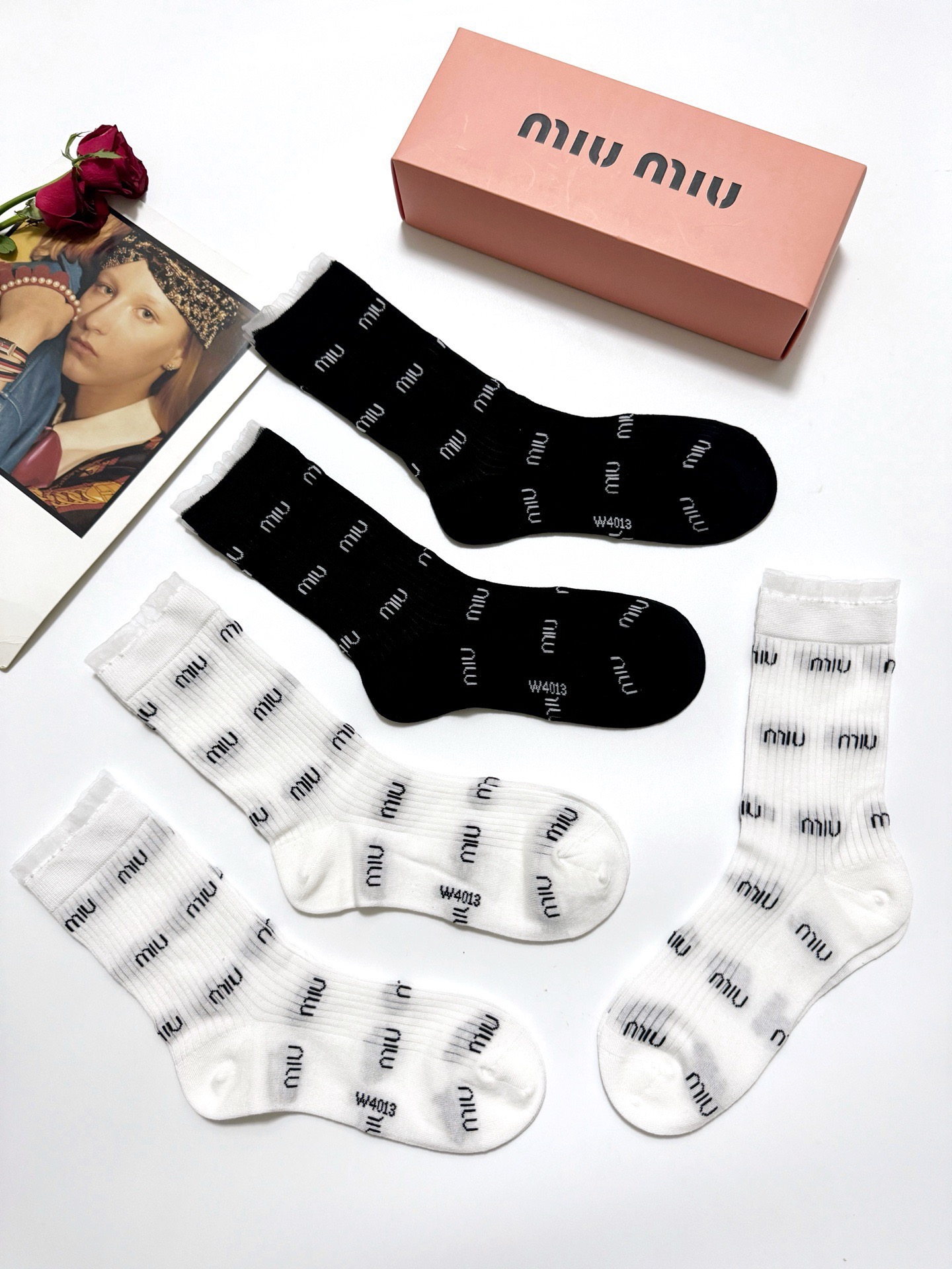  配包装
🌟【一盒5 双】
 🌟miumiu 缪缪 经典字母logo 纯棉中筒袜 ，ins超火爆空调袜，