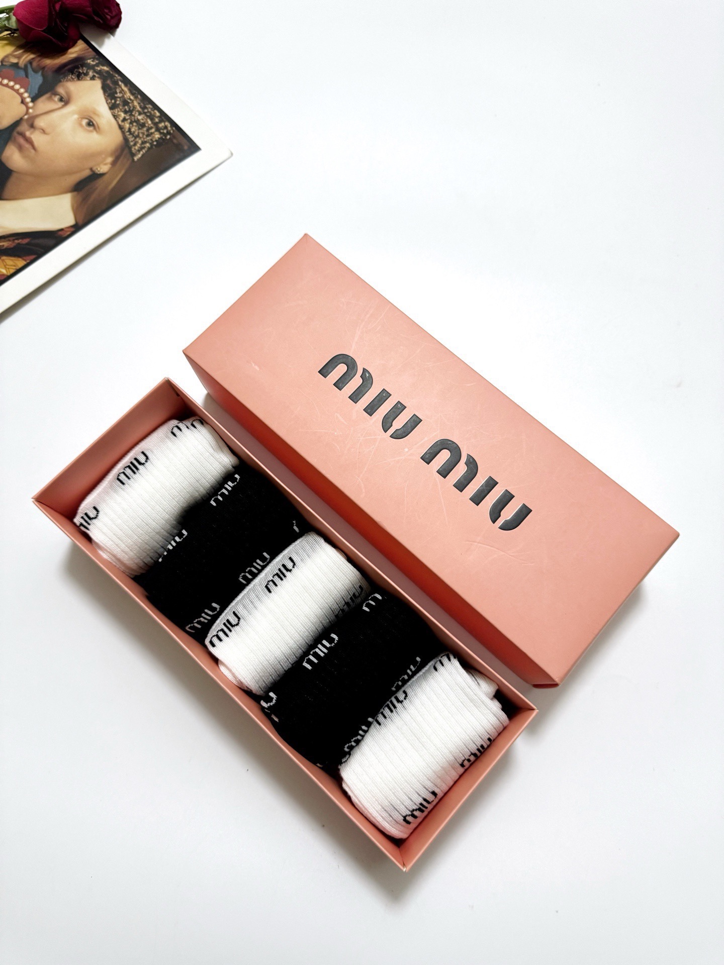  配包装
🌟【一盒5 双】
 🌟miumiu 缪缪 经典字母logo 纯棉中筒袜 ，ins超火爆空调袜，