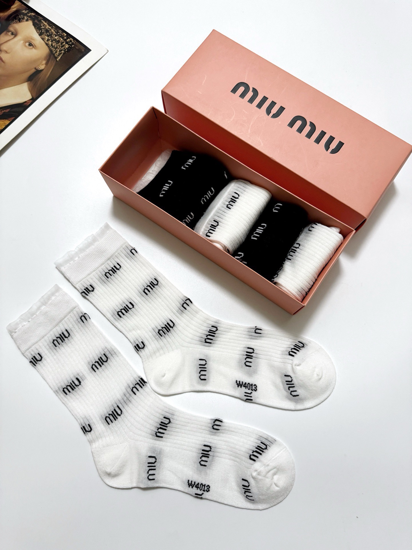  配包装
🌟【一盒5 双】
 🌟miumiu 缪缪 经典字母logo 纯棉中筒袜 ，ins超火爆空调袜，