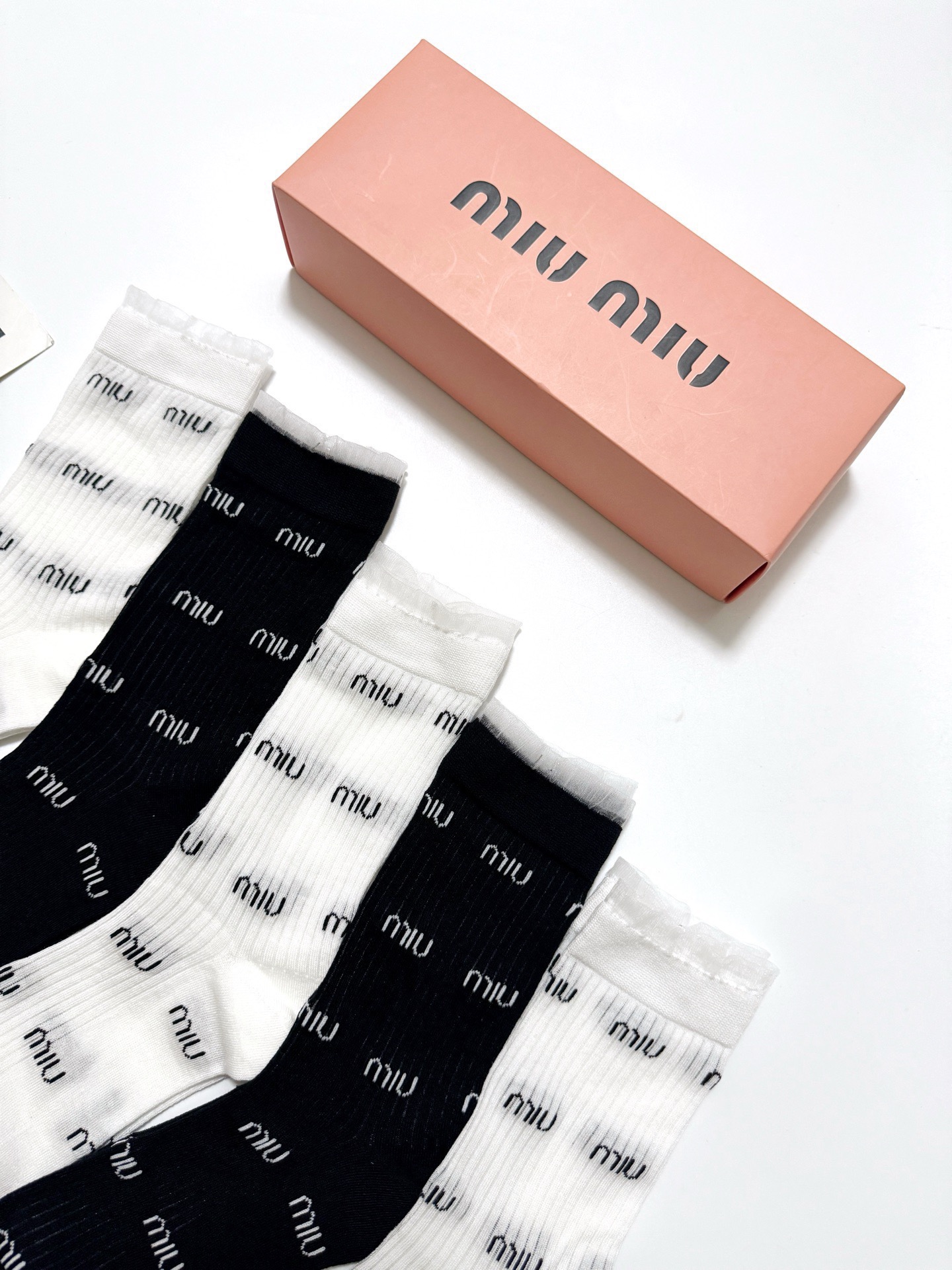  配包装
🌟【一盒5 双】
 🌟miumiu 缪缪 经典字母logo 纯棉中筒袜 ，ins超火爆空调袜，