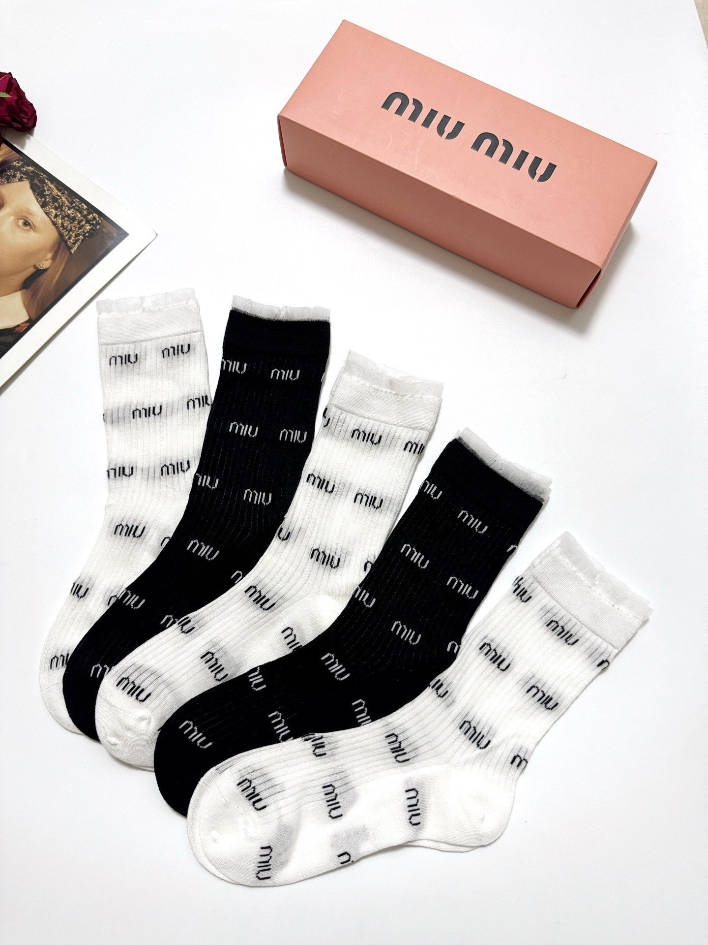  配包装
🌟【一盒5 双】
 🌟miumiu 缪缪 经典字母logo 纯棉中筒袜 ，ins超火爆空调袜，