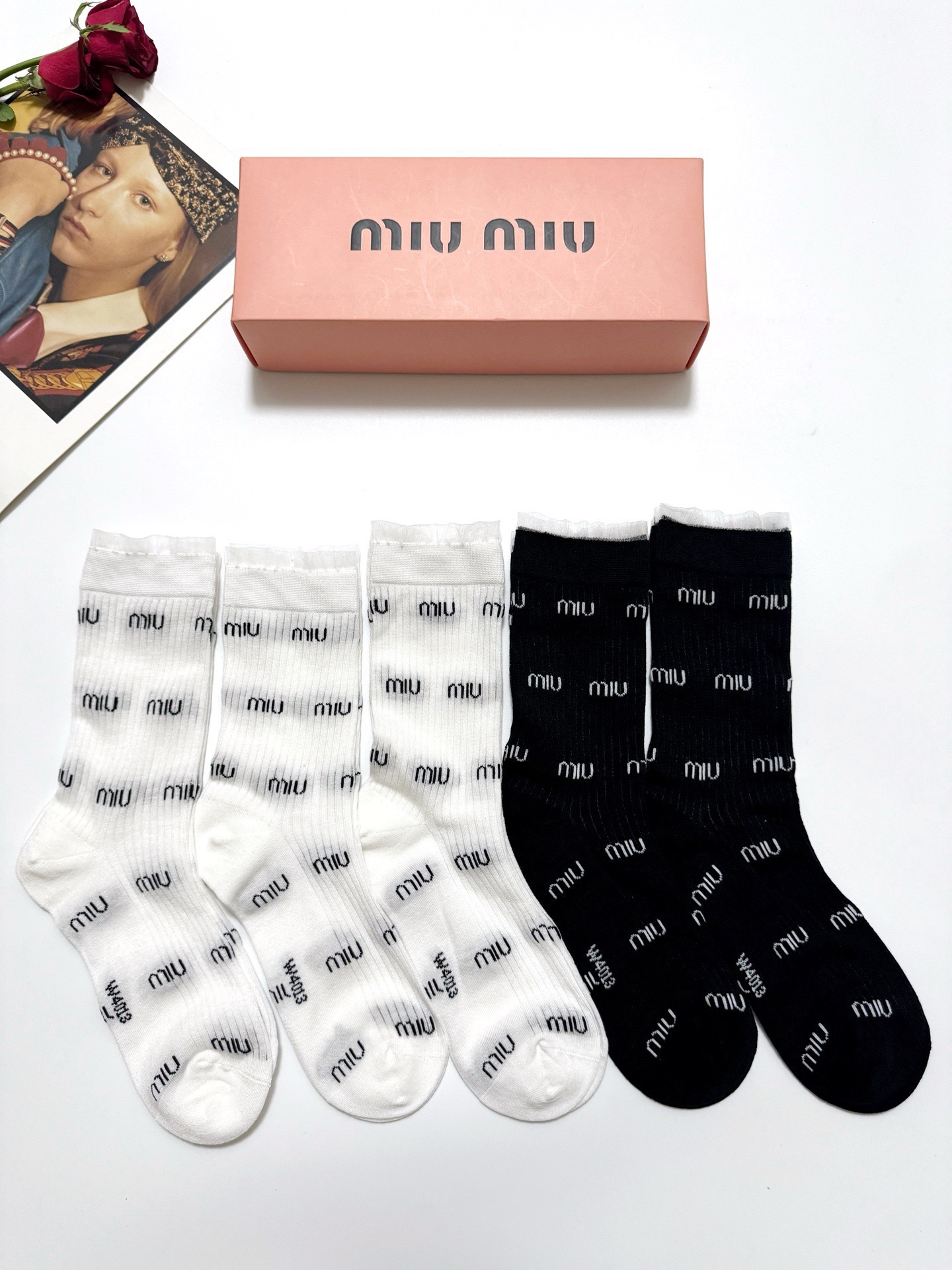  配包装
🌟【一盒5 双】
 🌟miumiu 缪缪 经典字母logo 纯棉中筒袜 ，ins超火爆空调袜，