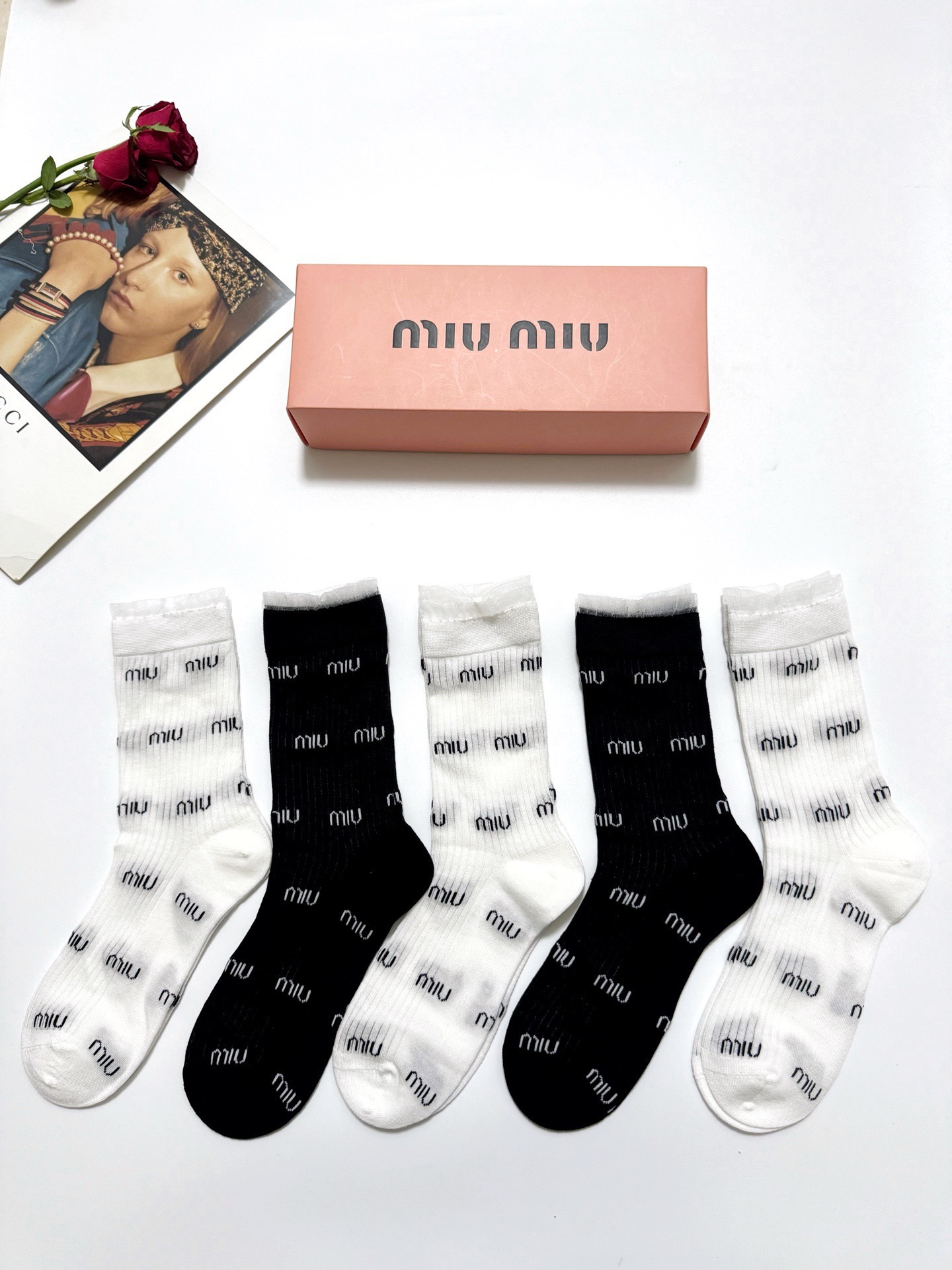  配包装
🌟【一盒5 双】
 🌟miumiu 缪缪 经典字母logo 纯棉中筒袜 ，ins超火爆空调袜，