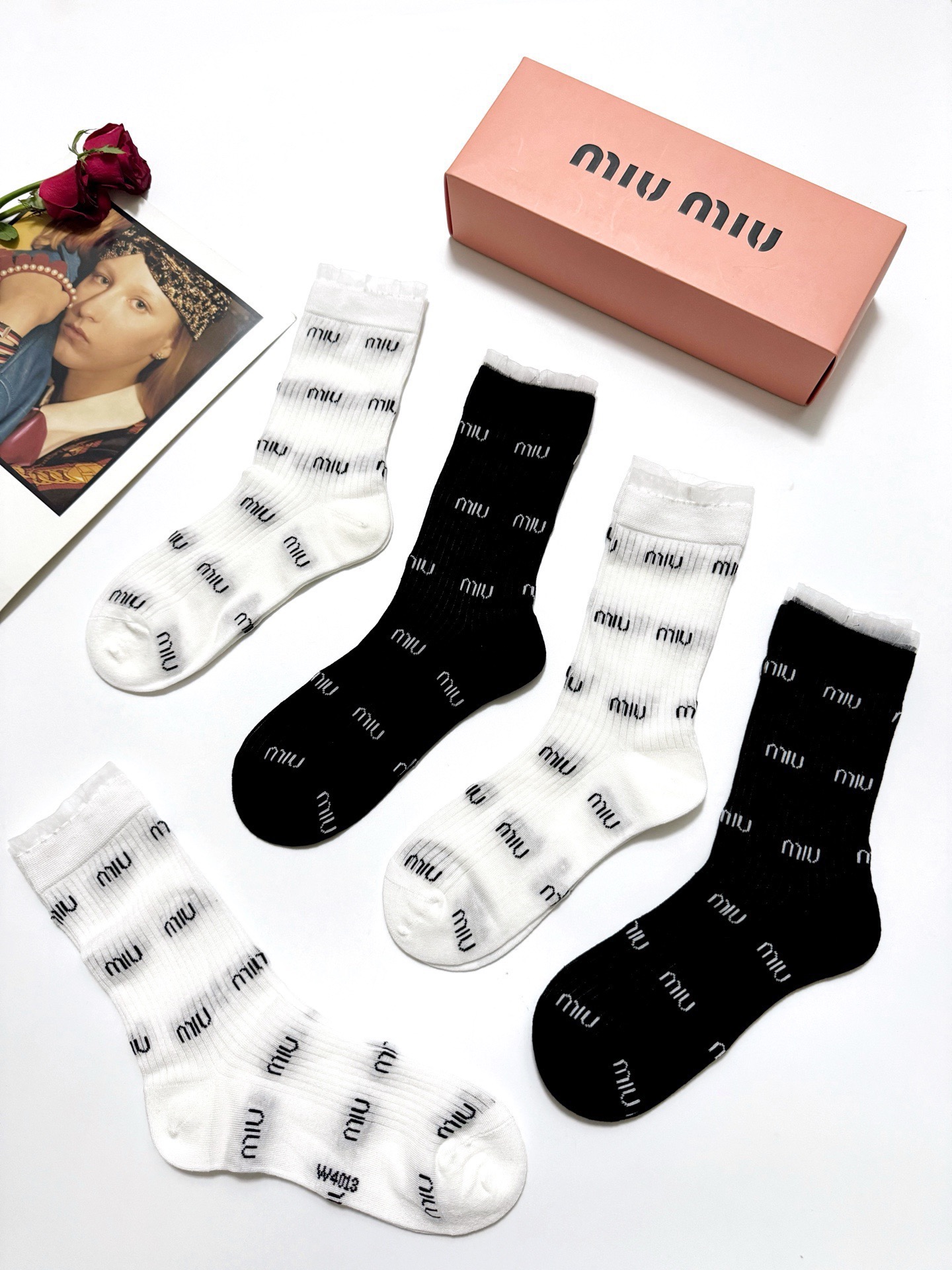 配包装
🌟【一盒5 双】
 🌟miumiu 缪缪 经典字母logo 纯棉中筒袜 ，ins超火爆空调袜，
