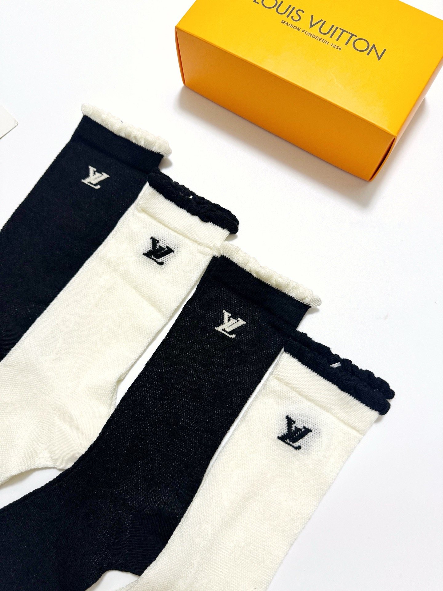  配包装
🌟【一盒4双】
 🌟LV 路易威登 经典字母logo 超薄透气中筒袜 ，ins超火爆空调袜，潮