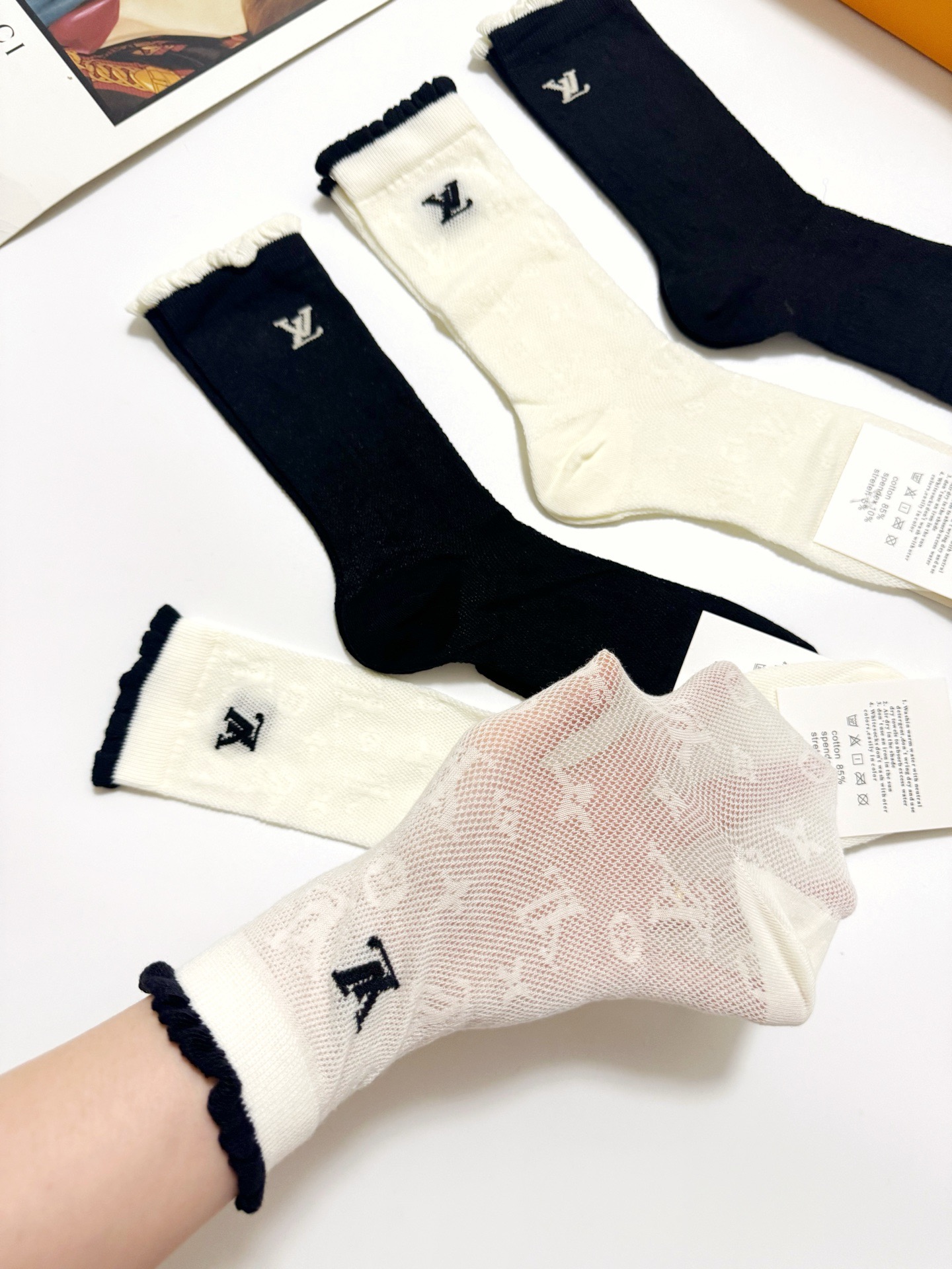  配包装
🌟【一盒4双】
 🌟LV 路易威登 经典字母logo 超薄透气中筒袜 ，ins超火爆空调袜，潮