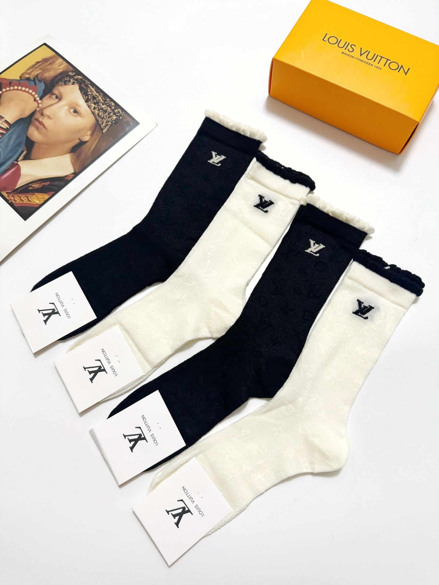  配包装
🌟【一盒4双】
 🌟LV 路易威登 经典字母logo 超薄透气中筒袜 ，ins超火爆空调袜，潮