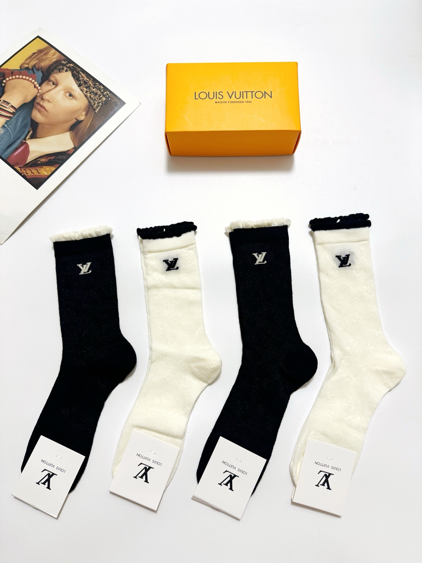  配包装
🌟【一盒4双】
 🌟LV 路易威登 经典字母logo 超薄透气中筒袜 ，ins超火爆空调袜，潮