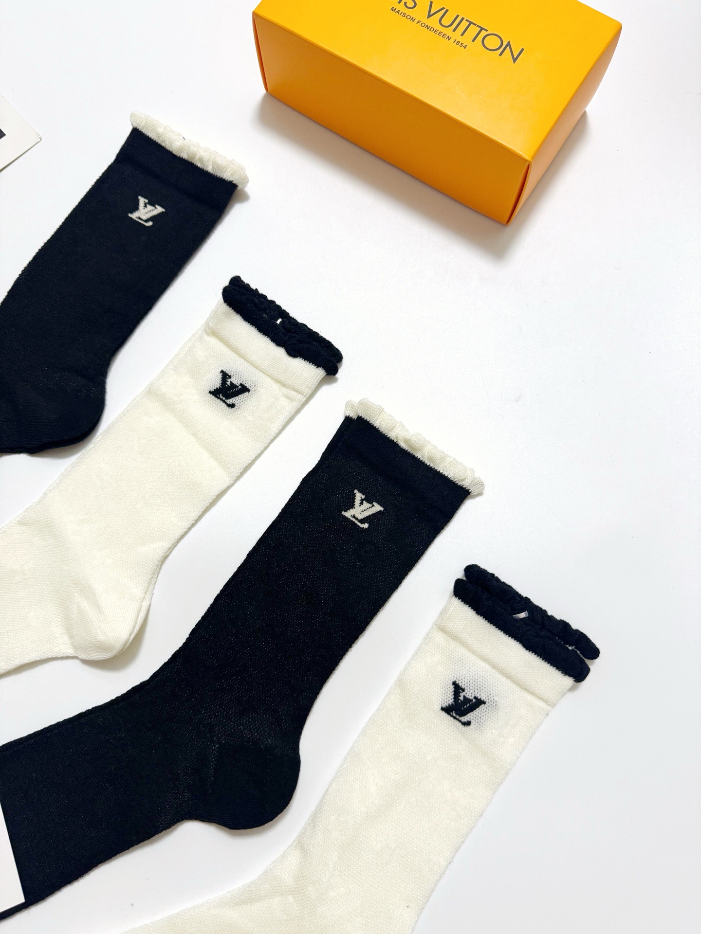  配包装
🌟【一盒4双】
 🌟LV 路易威登 经典字母logo 超薄透气中筒袜 ，ins超火爆空调袜，潮
