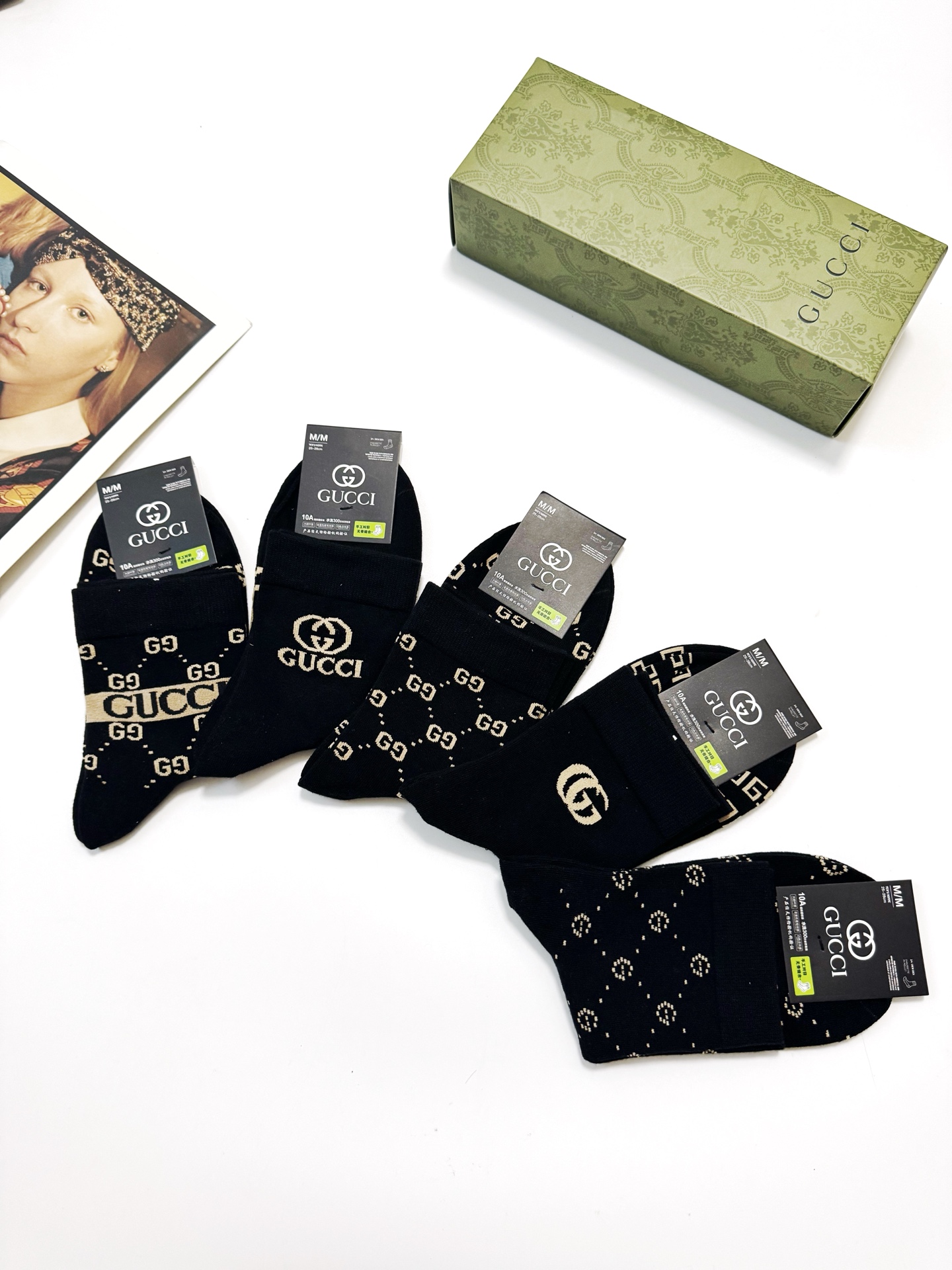  配包装
🌟【一盒5双】男士福利！
 🌟Gucci 古琦  经典字母logo 纯棉中筒袜   ，ins超