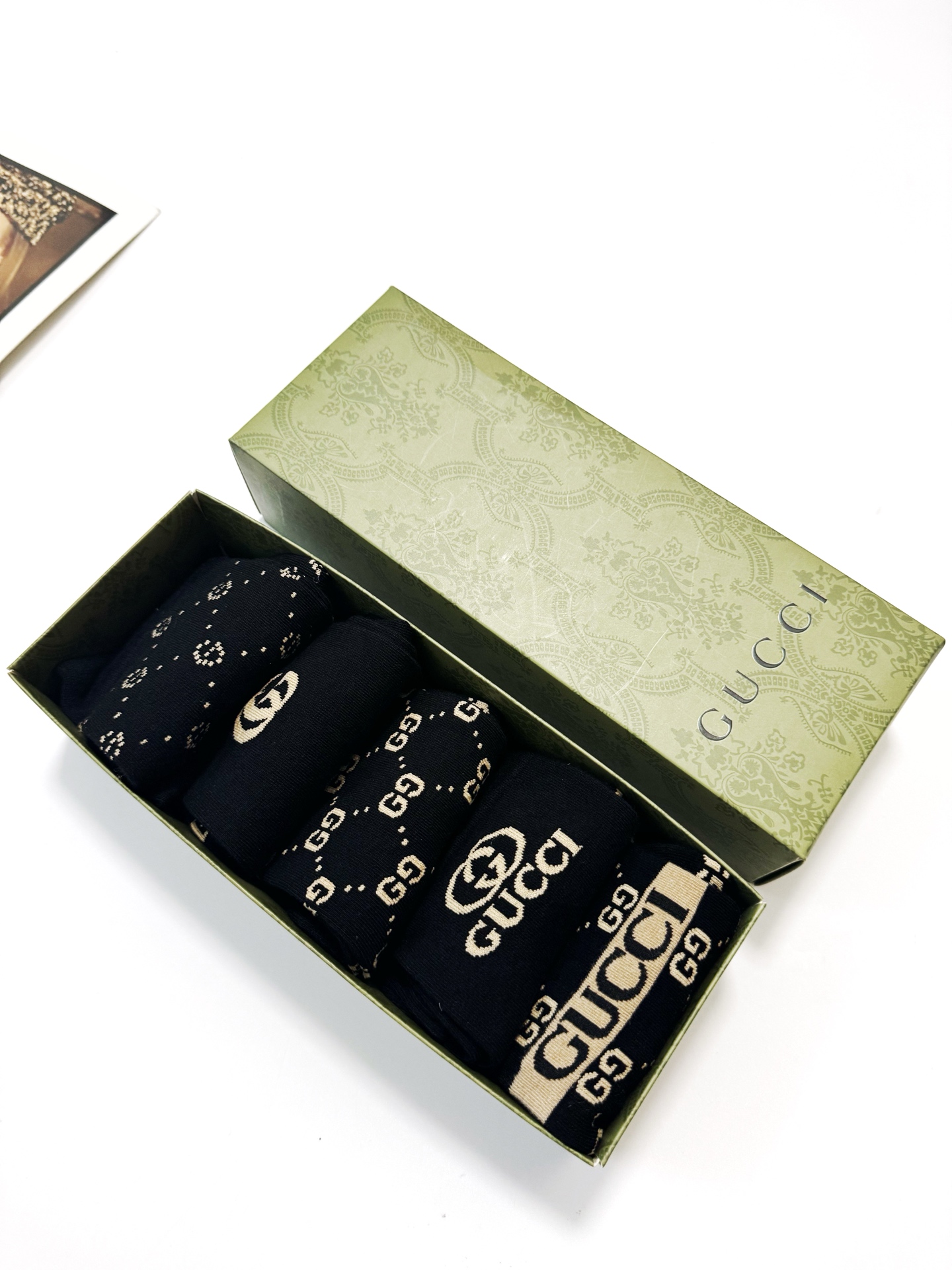  配包装
🌟【一盒5双】男士福利！
 🌟Gucci 古琦  经典字母logo 纯棉中筒袜   ，ins超