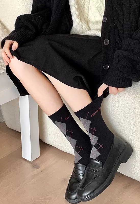  配包装
🌟【一盒3双】
 🌟缪缪 miumiu 经典字母logo 纯棉短袜   ，ins超火爆短袜，纯