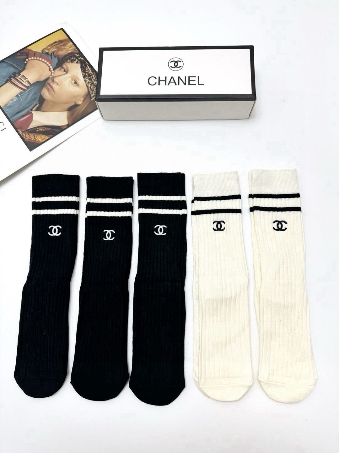  配包装
🌟【一盒5 双】
🌟Chanel 香奈儿 经典字母 logo 刺绣 直板 中筒袜  🔥超级软糯