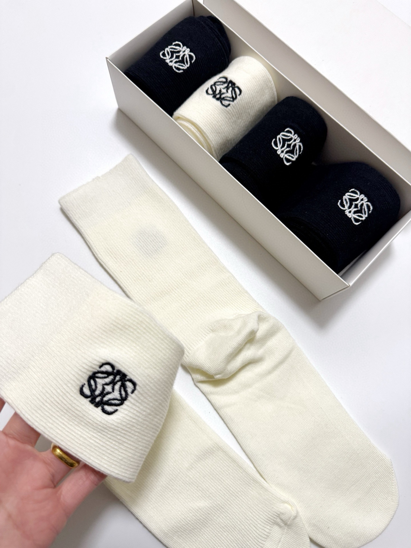  配包装
🌟【一盒5 双】
🌟Chanel 香奈儿 经典字母 logo 刺绣 直板 中筒袜  🔥超级软糯