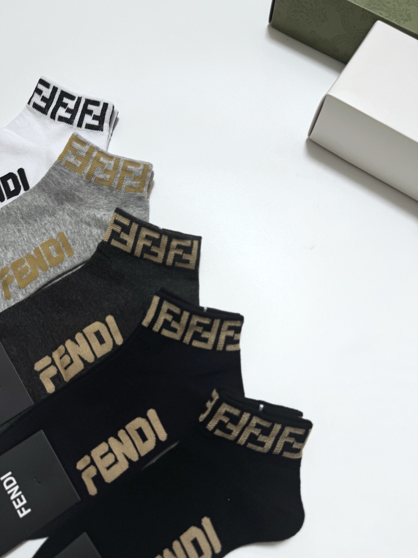  配包装
🌟【一盒5 双】男女同款
 🌟Fendi 芬迪 经典字母logo 纯棉短筒袜   ，ins超火