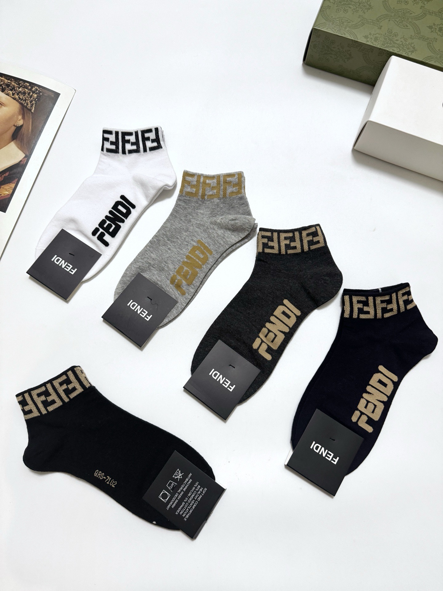  配包装
🌟【一盒5 双】男女同款
 🌟Fendi 芬迪 经典字母logo 纯棉短筒袜   ，ins超火