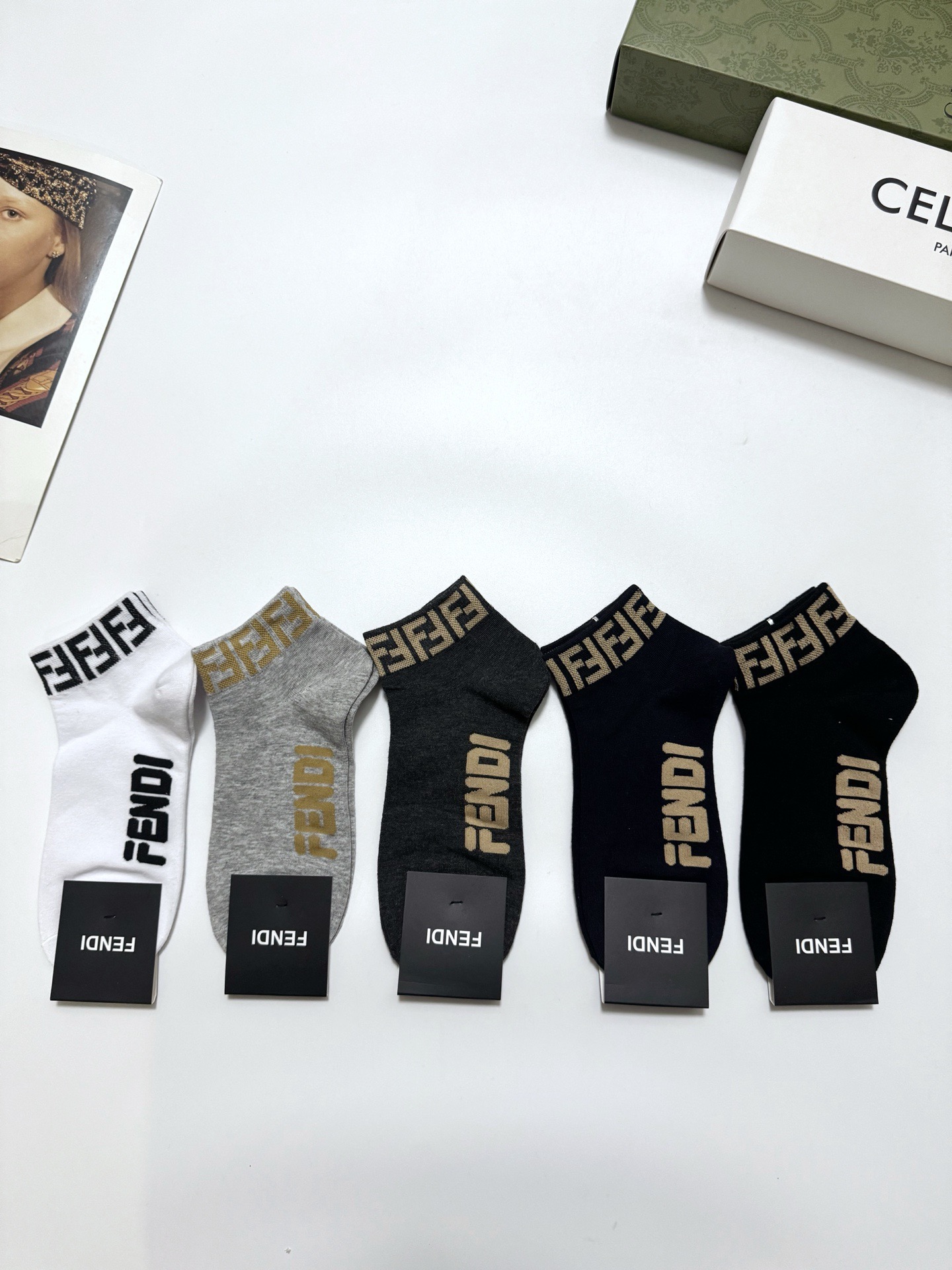  配包装
🌟【一盒5 双】男女同款
 🌟Fendi 芬迪 经典字母logo 纯棉短筒袜   ，ins超火