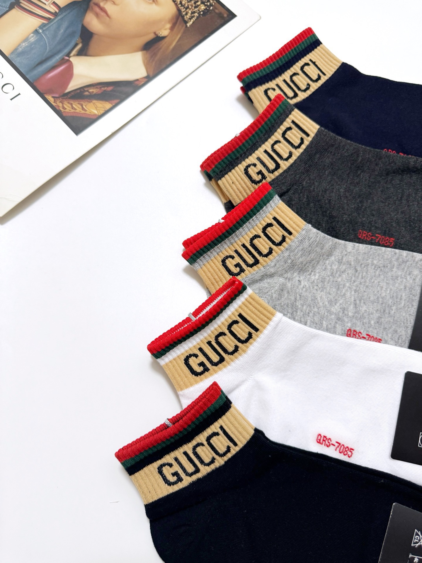  配包装
🌟【一盒5 双】
 🌟Gucci 古琦 经典字母logo 纯棉短袜   ，ins超火爆短袜，纯