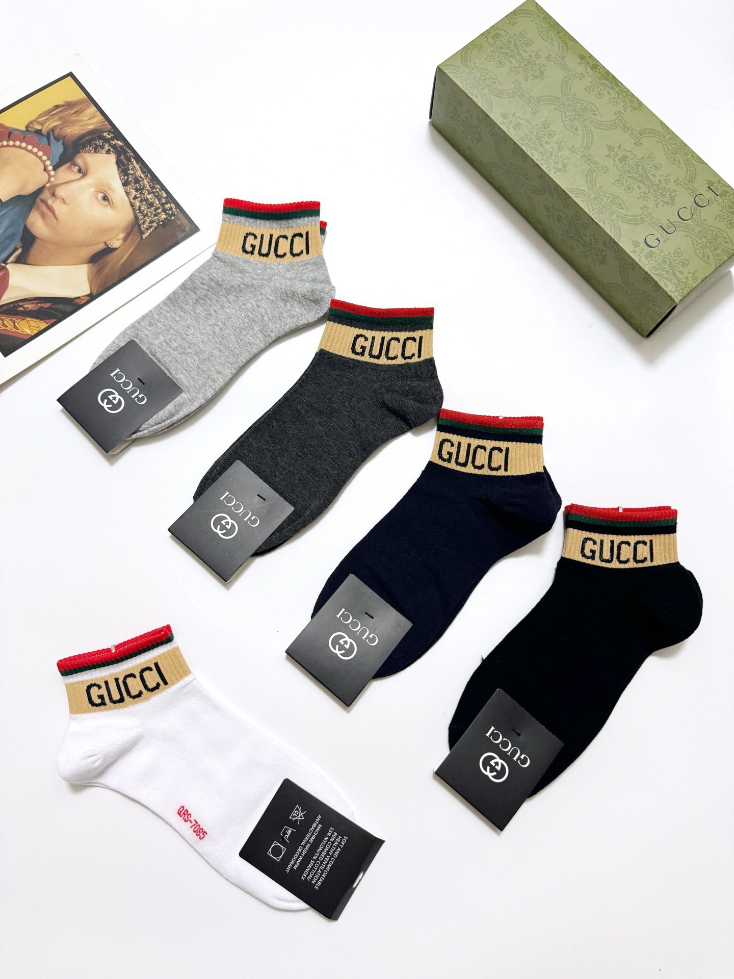  配包装
🌟【一盒5 双】
 🌟Gucci 古琦 经典字母logo 纯棉短袜   ，ins超火爆短袜，纯