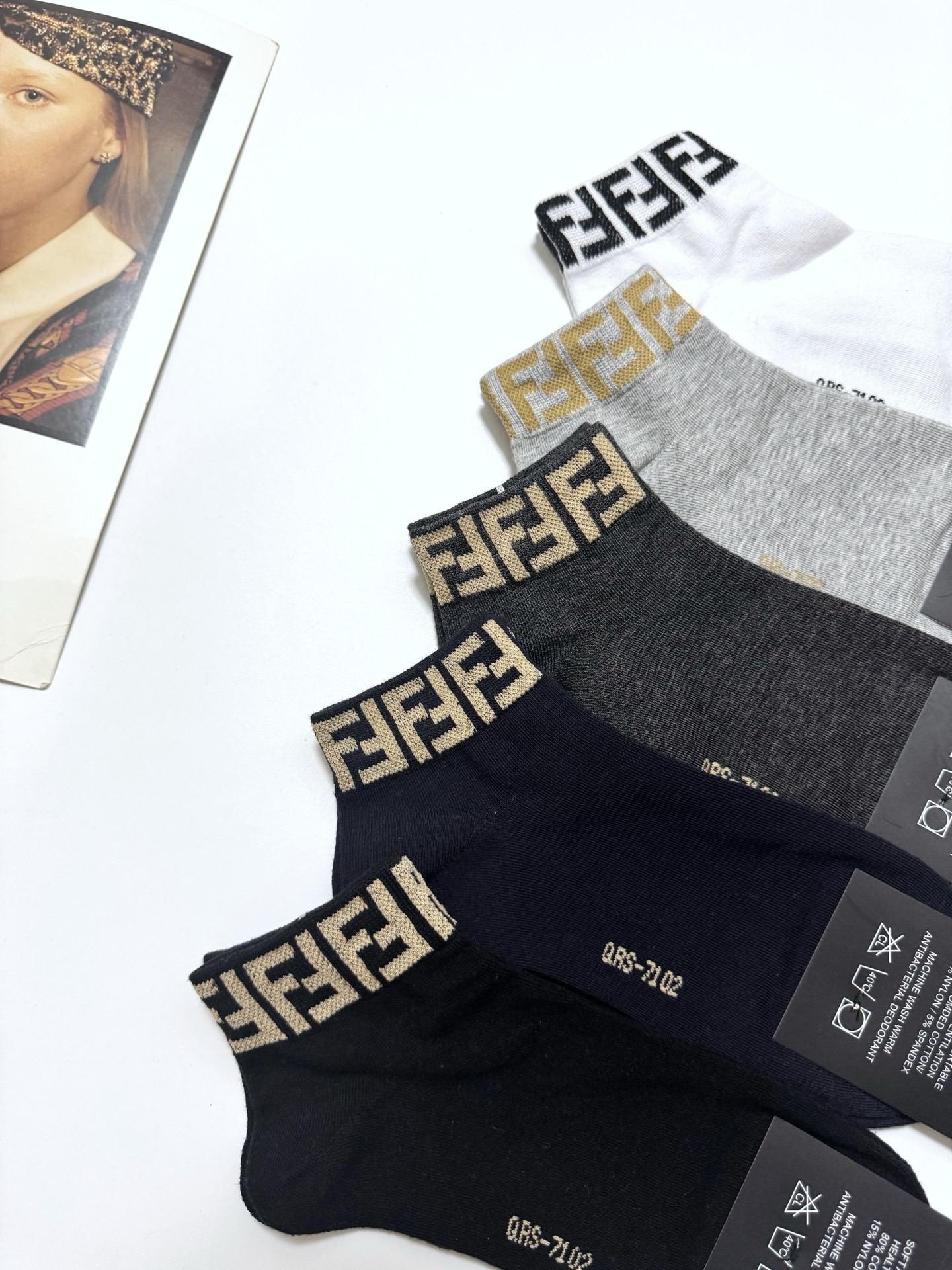  配包装
🌟【一盒5 双】男女同款
 🌟Fendi 芬迪 经典字母logo 纯棉短筒袜   ，ins超火