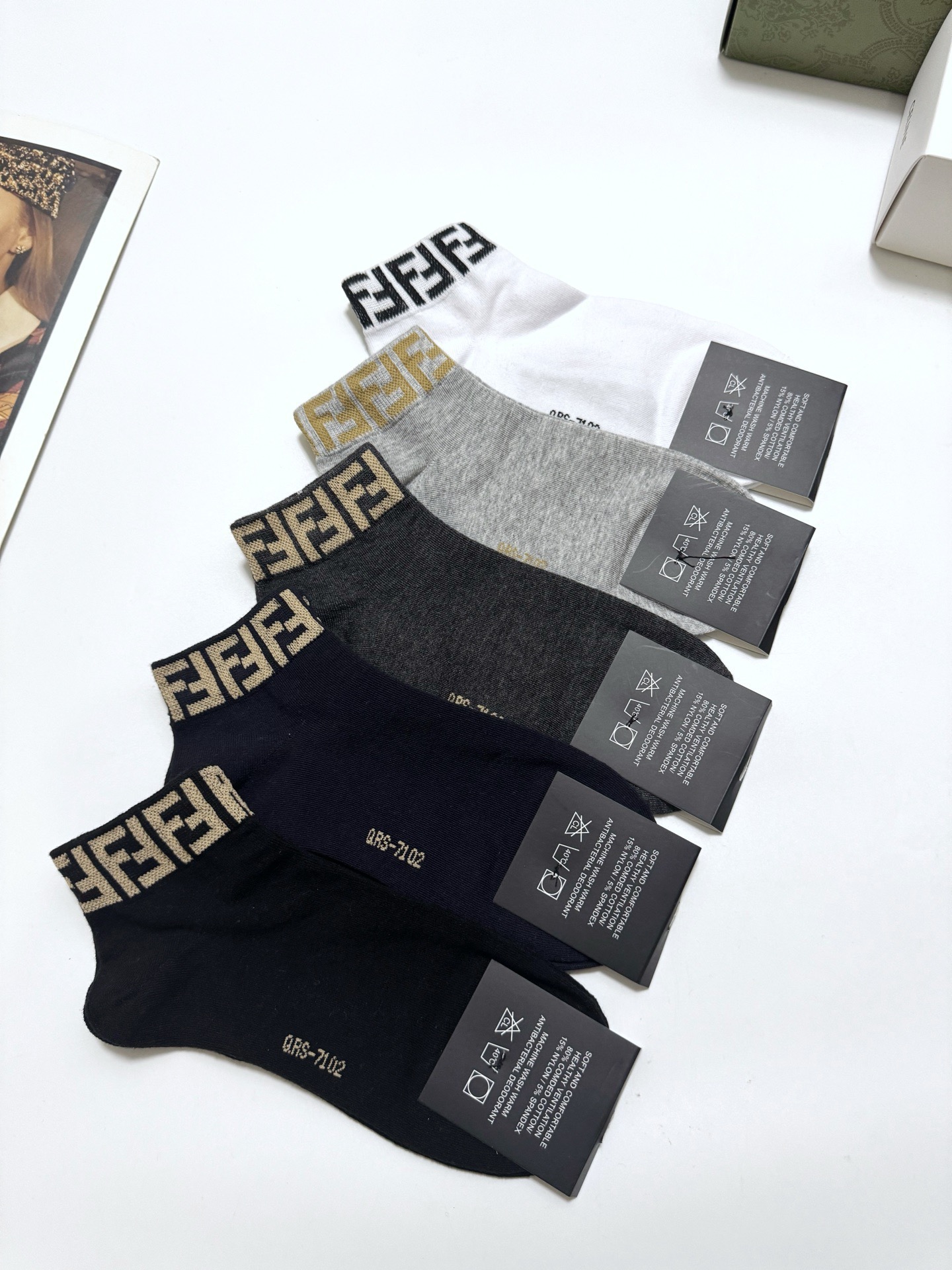  配包装
🌟【一盒5 双】男女同款
 🌟Fendi 芬迪 经典字母logo 纯棉短筒袜   ，ins超火
