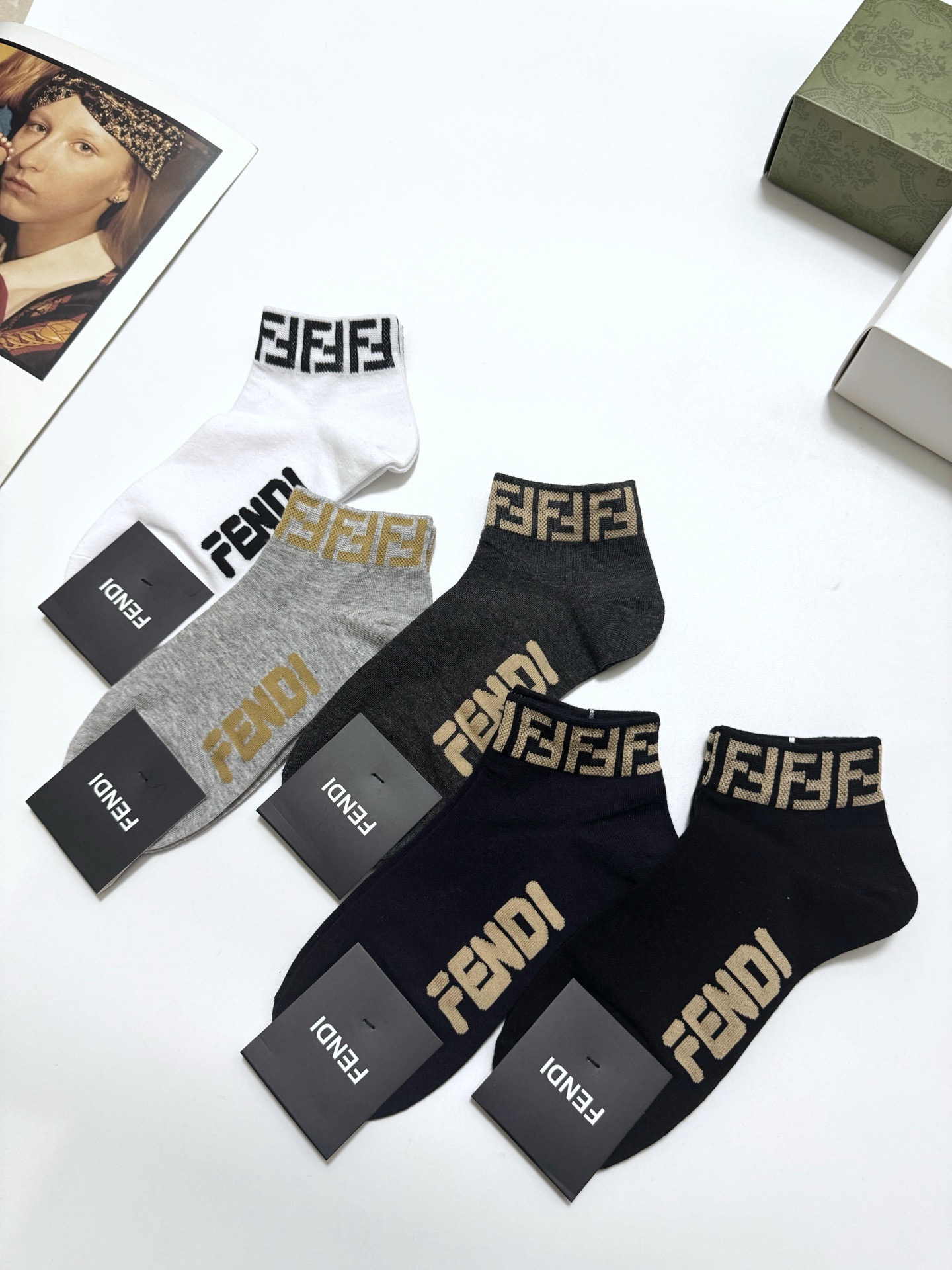  配包装
🌟【一盒5 双】男女同款
 🌟Fendi 芬迪 经典字母logo 纯棉短筒袜   ，ins超火