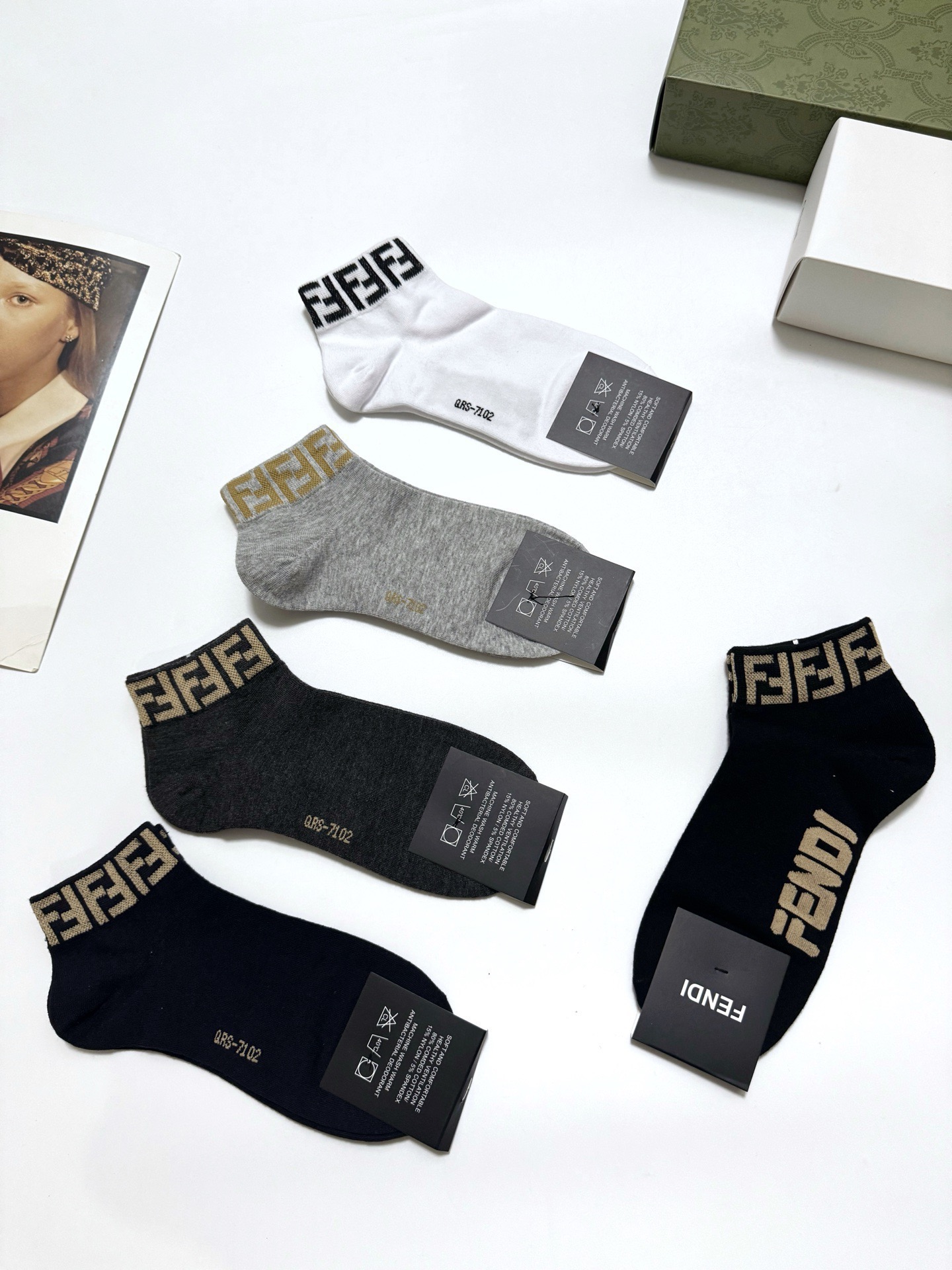  配包装
🌟【一盒5 双】男女同款
 🌟Fendi 芬迪 经典字母logo 纯棉短筒袜   ，ins超火