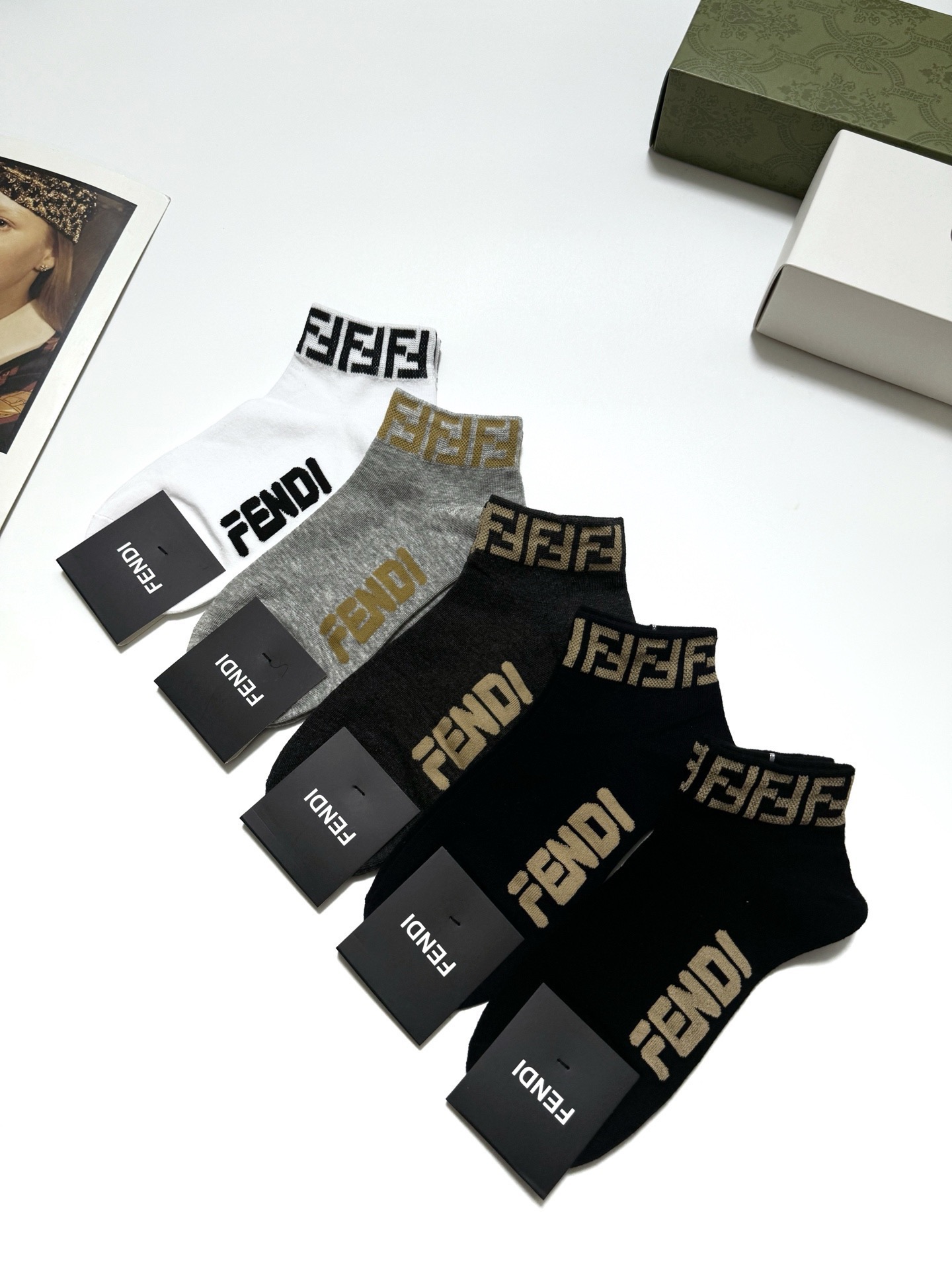  配包装
🌟【一盒5 双】男女同款
 🌟Fendi 芬迪 经典字母logo 纯棉短筒袜   ，ins超火
