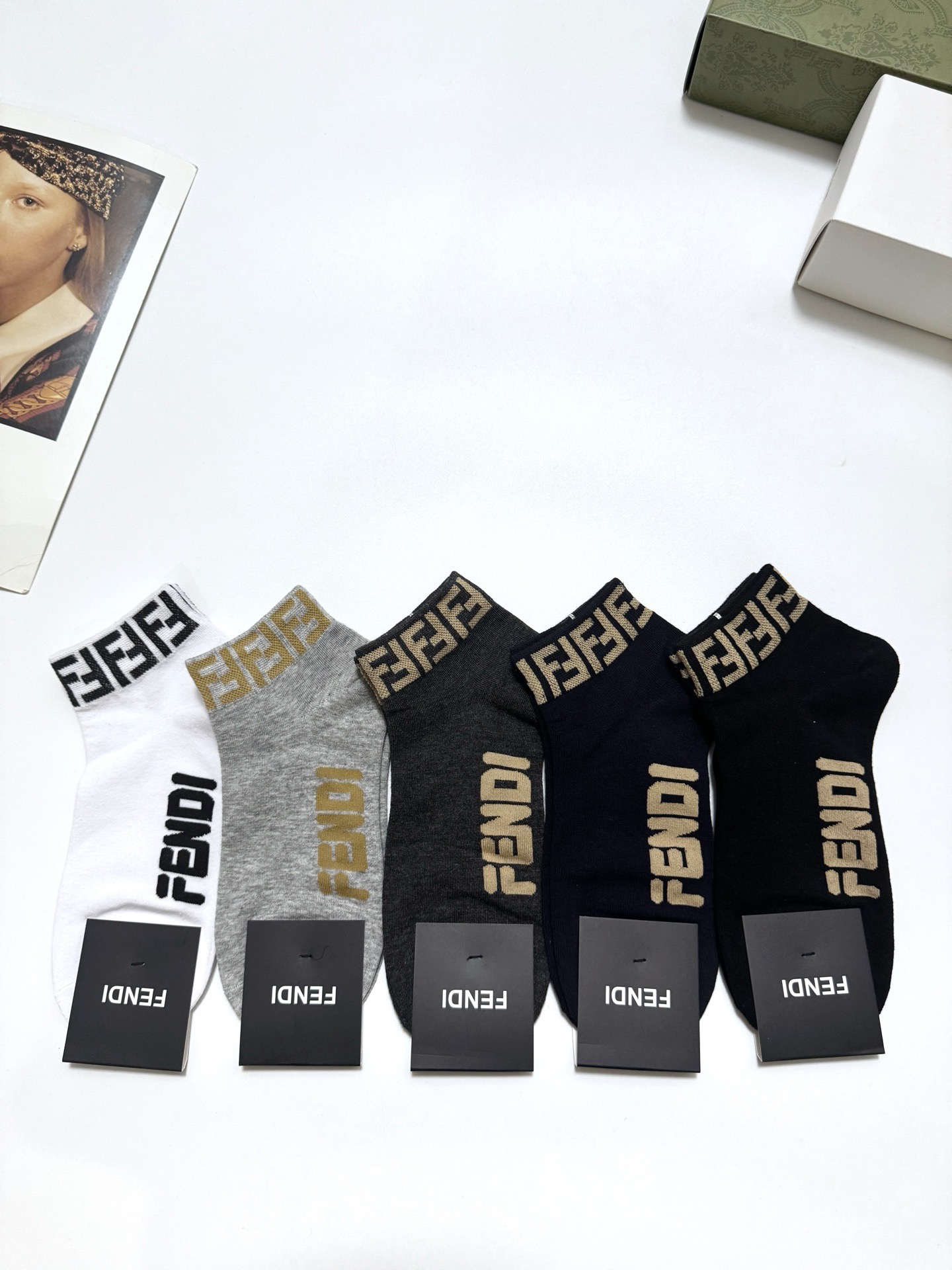  配包装
🌟【一盒5 双】男女同款
 🌟Fendi 芬迪 经典字母logo 纯棉短筒袜   ，ins超火