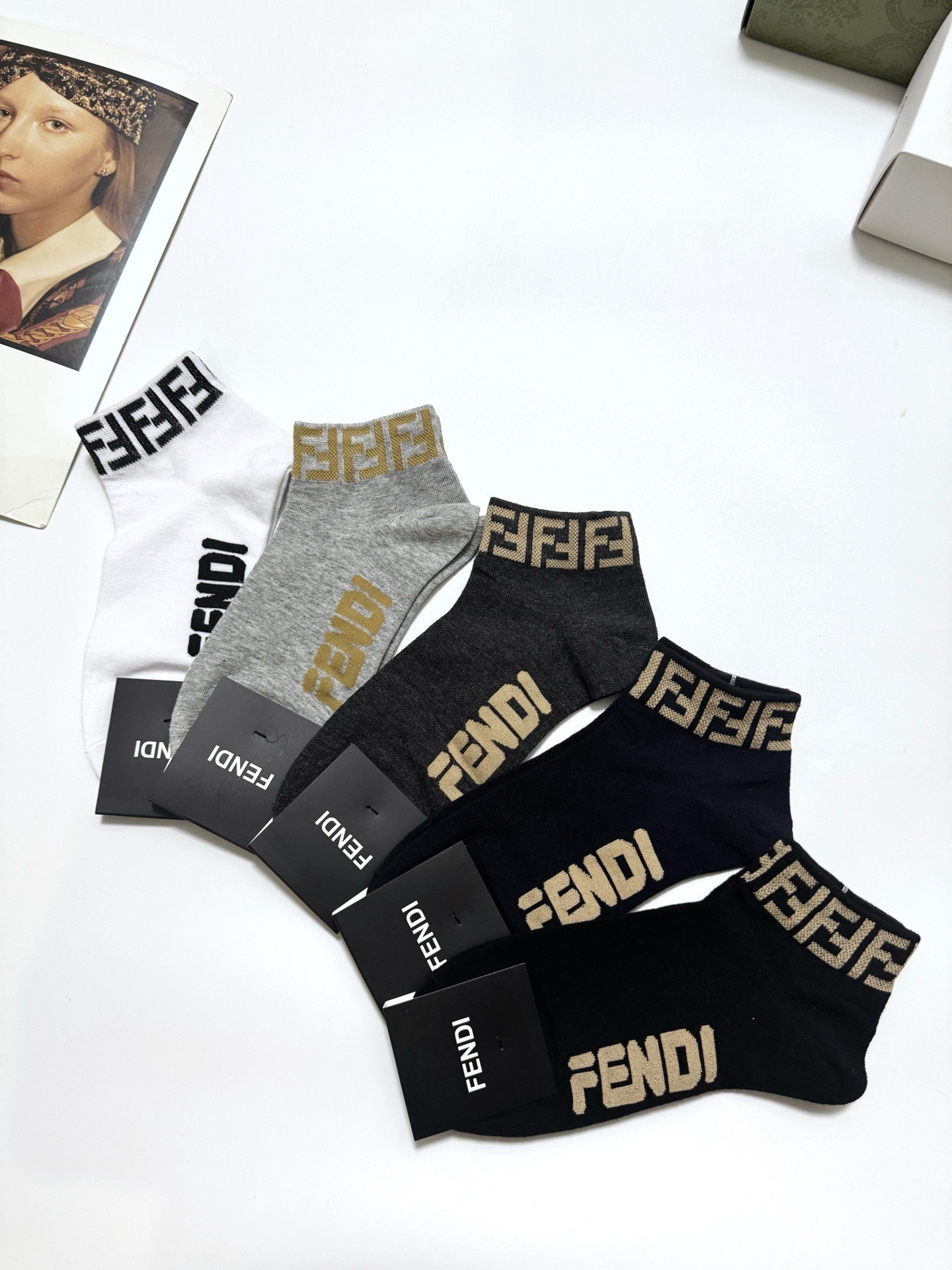  配包装
🌟【一盒5 双】男女同款
 🌟Fendi 芬迪 经典字母logo 纯棉短筒袜   ，ins超火