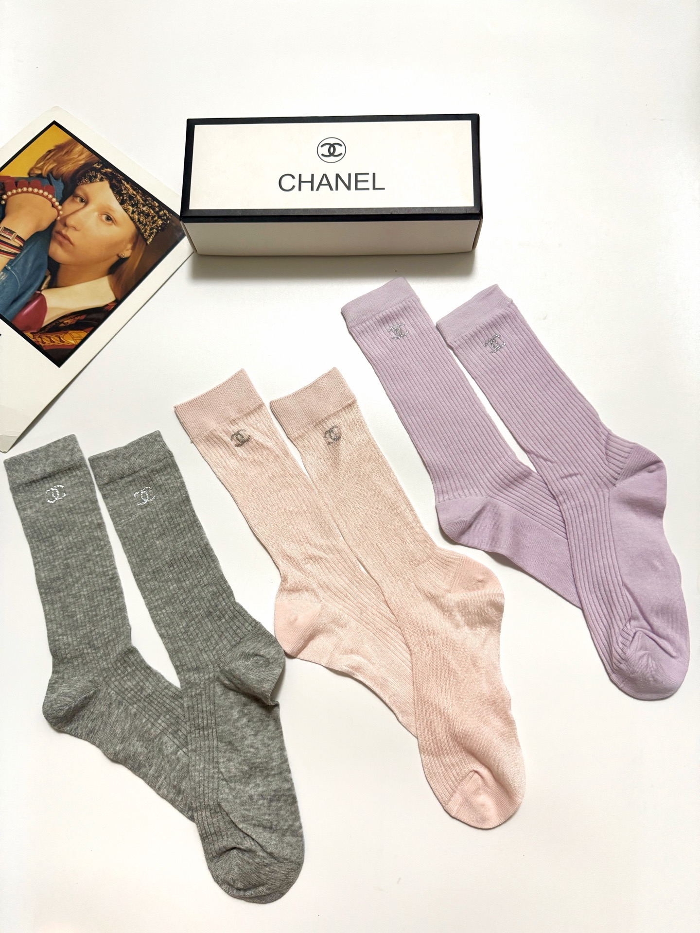  配包装
🌟【一盒3双】
 🌟Chanel 香奈儿 经典字母logo 纯棉中筒袜 ，ins超火爆空调袜，
