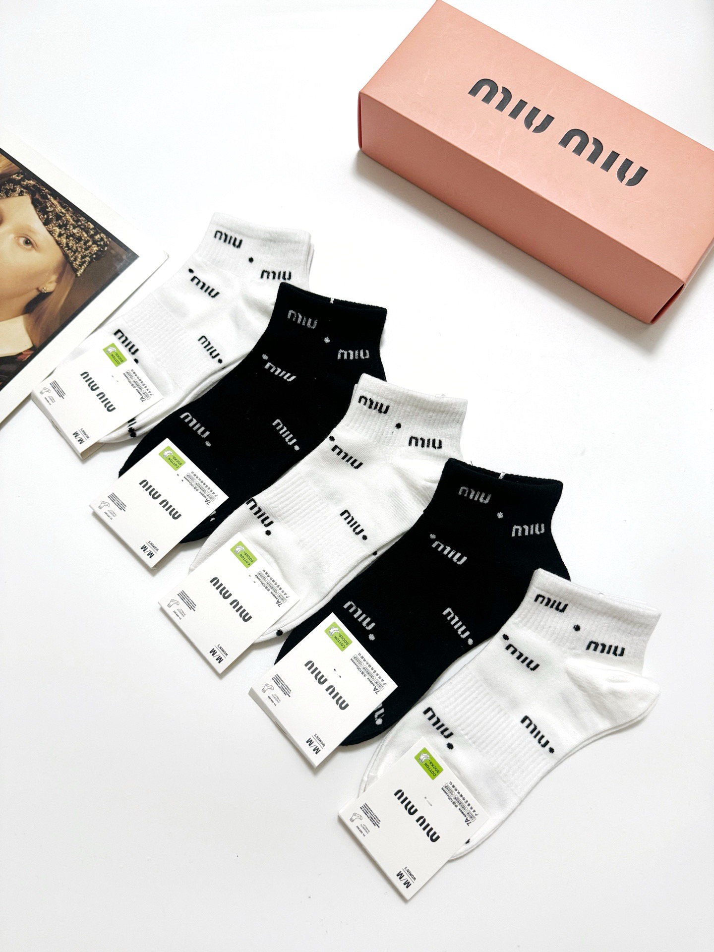  配包装
🌟【一盒5 双】
 🌟缪缪miumiu 经典字母logo 纯棉短袜   ，ins超火爆短袜，纯