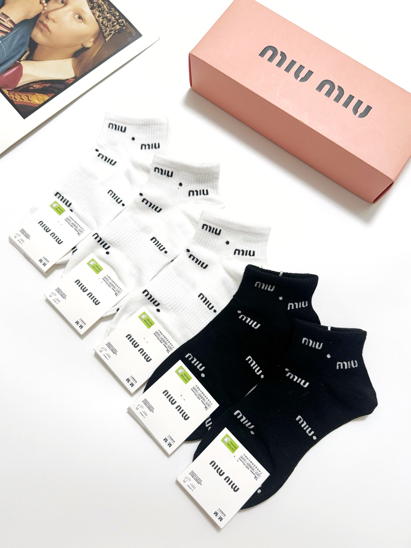  配包装
🌟【一盒5 双】
 🌟缪缪miumiu 经典字母logo 纯棉短袜   ，ins超火爆短袜，纯