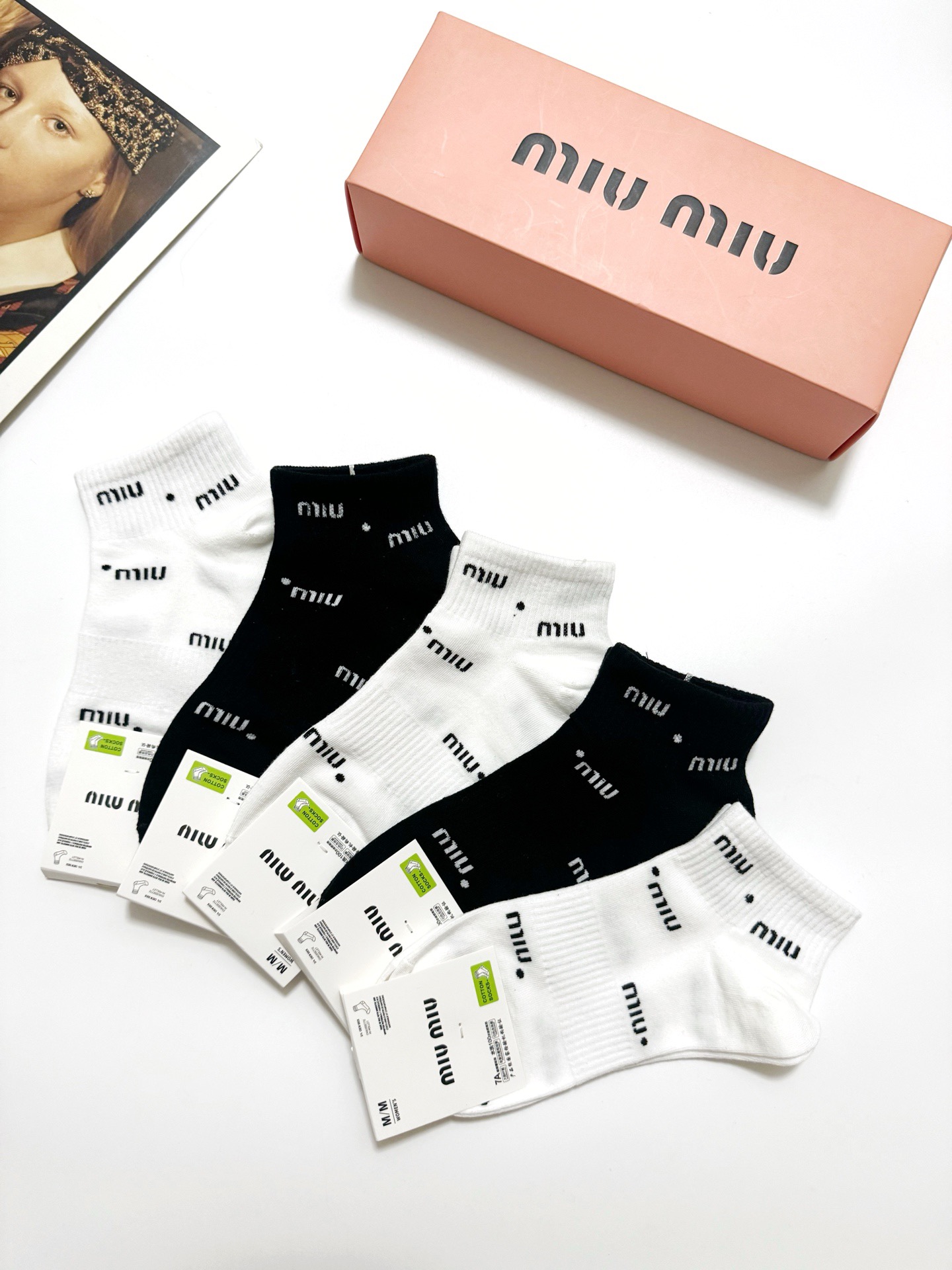  配包装
🌟【一盒5 双】
 🌟缪缪miumiu 经典字母logo 纯棉短袜   ，ins超火爆短袜，纯
