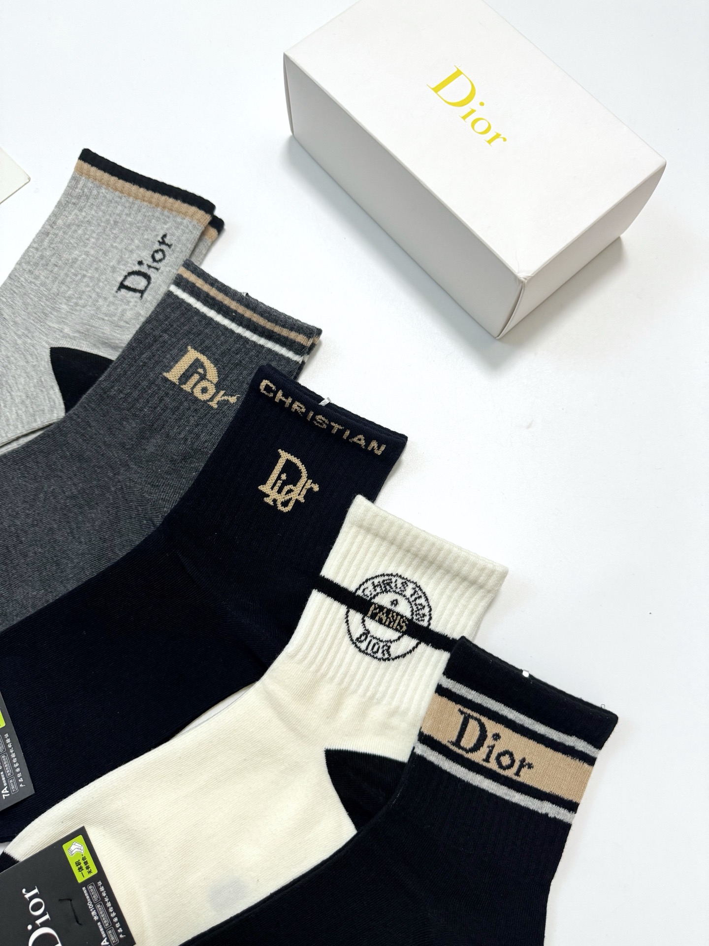   配包装
🌟【一盒5双】男女同款 
 🌟Dior 迪奥 欧美潮牌 经典字母logo 中筒袜  ，ins