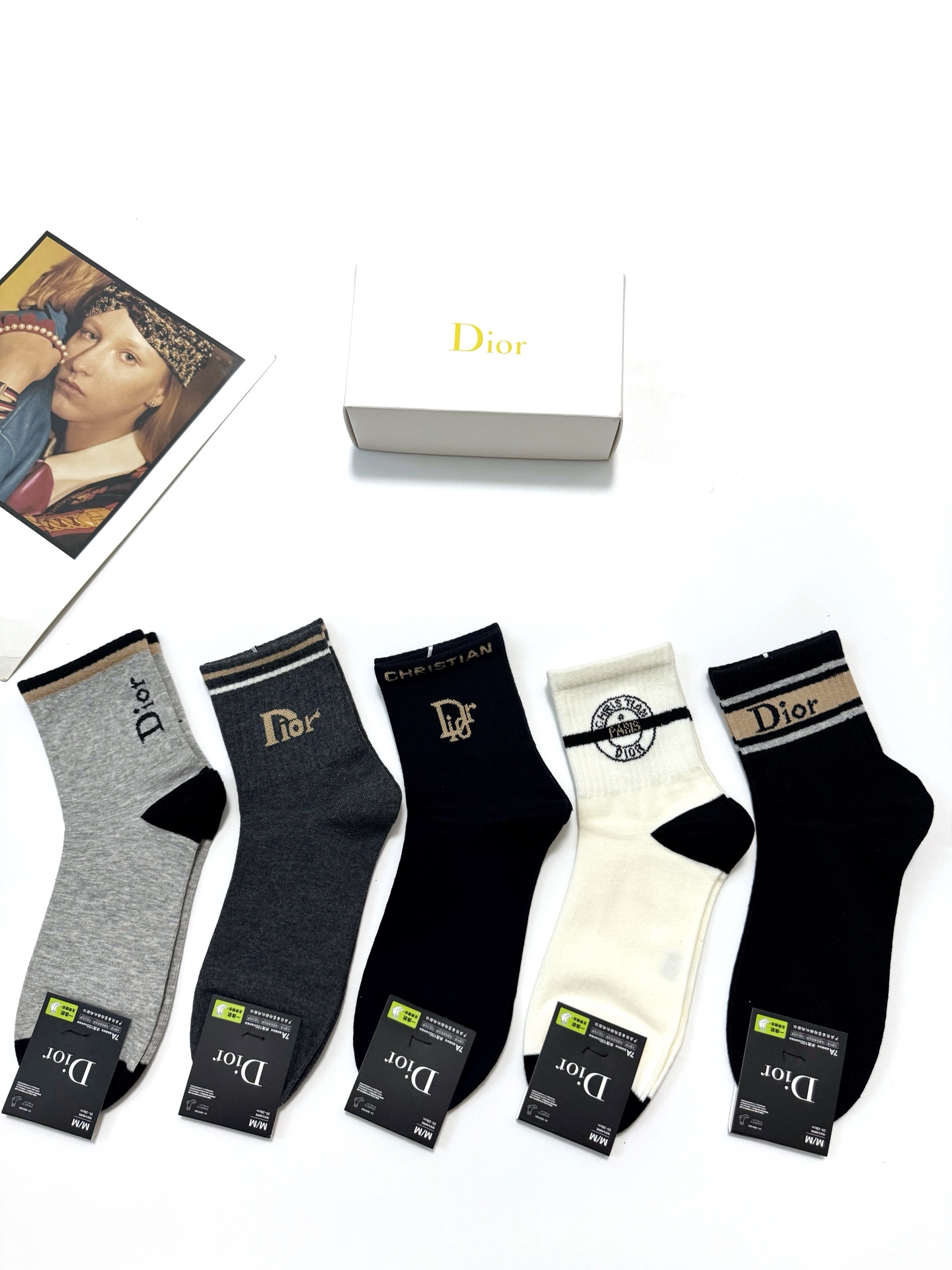   配包装
🌟【一盒5双】男女同款 
 🌟Dior 迪奥 欧美潮牌 经典字母logo 中筒袜  ，ins