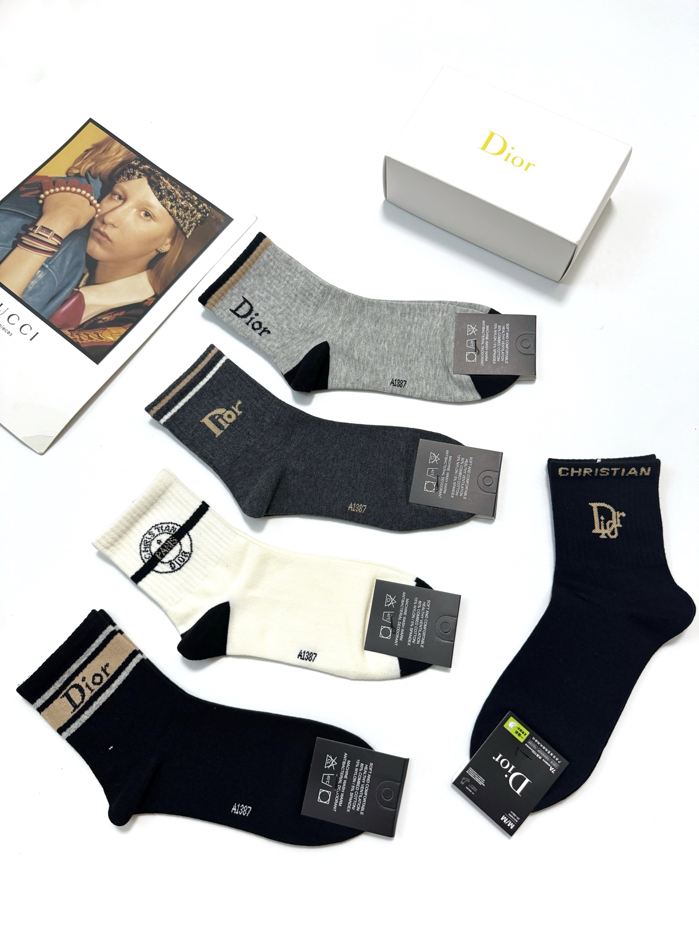   配包装
🌟【一盒5双】男女同款 
 🌟Dior 迪奥 欧美潮牌 经典字母logo 中筒袜  ，ins