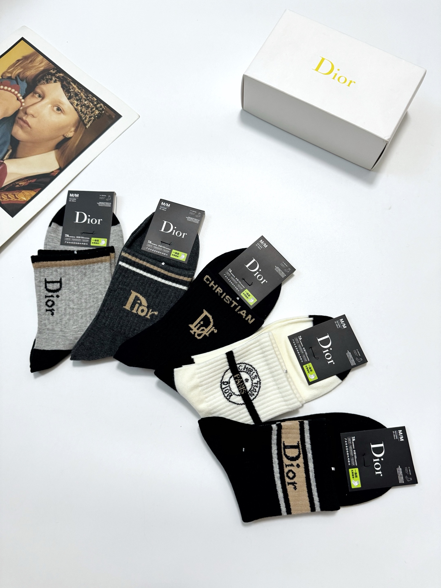   配包装
🌟【一盒5双】男女同款 
 🌟Dior 迪奥 欧美潮牌 经典字母logo 中筒袜  ，ins