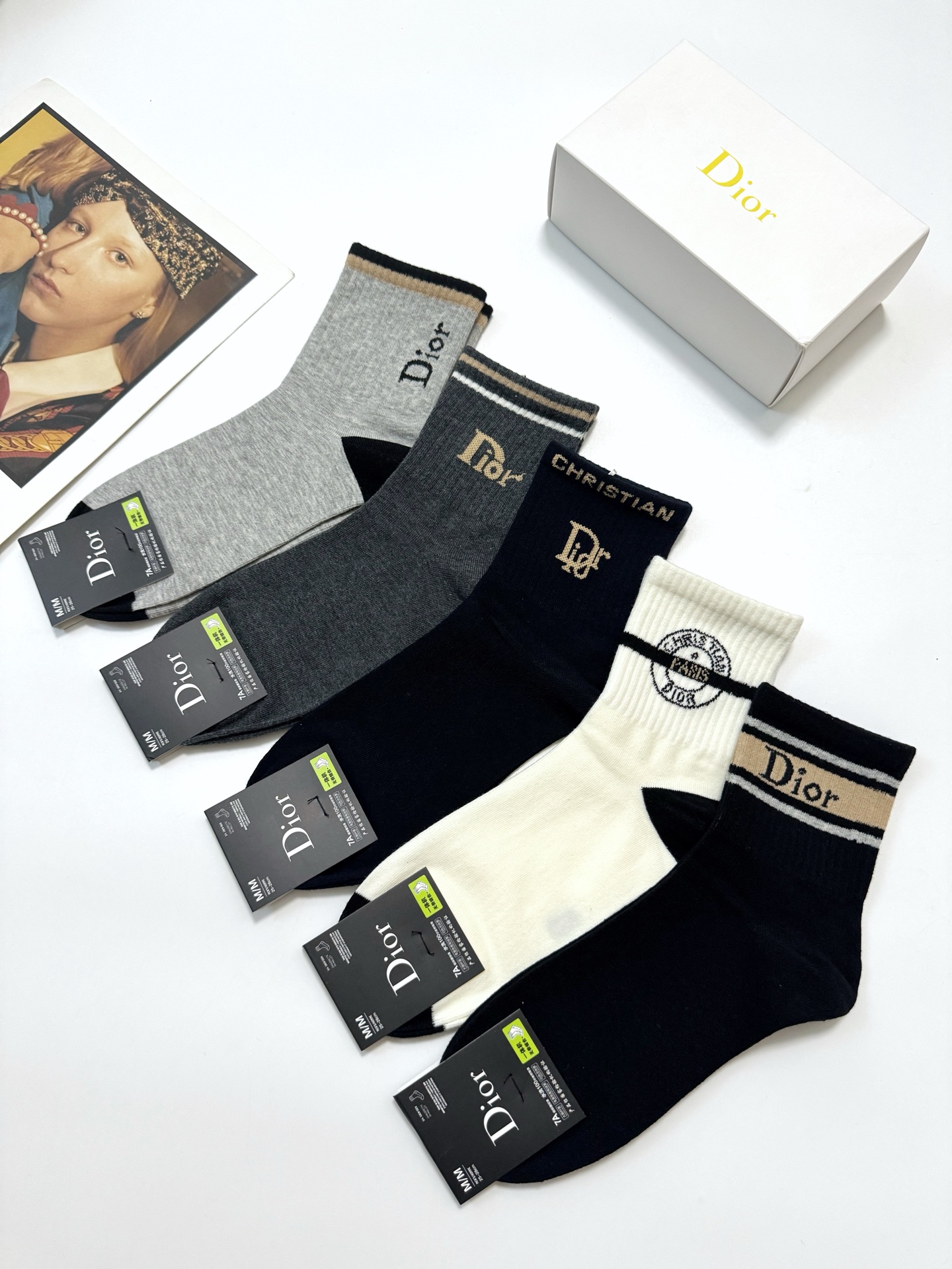   配包装
🌟【一盒5双】男女同款 
 🌟Dior 迪奥 欧美潮牌 经典字母logo 中筒袜  ，ins