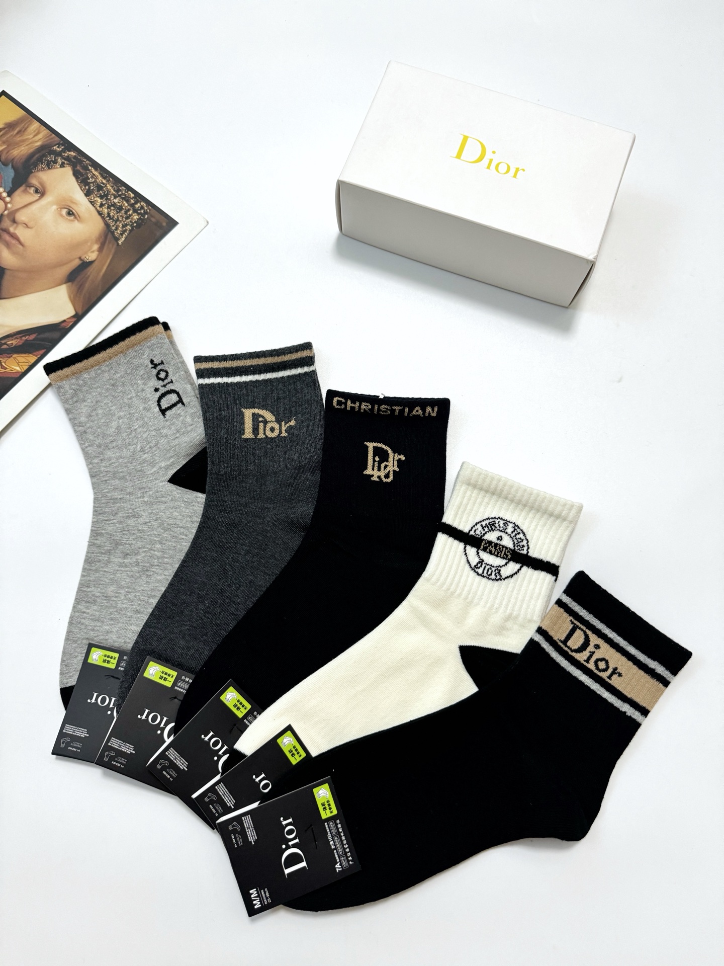   配包装
🌟【一盒5双】男女同款 
 🌟Dior 迪奥 欧美潮牌 经典字母logo 中筒袜  ，ins