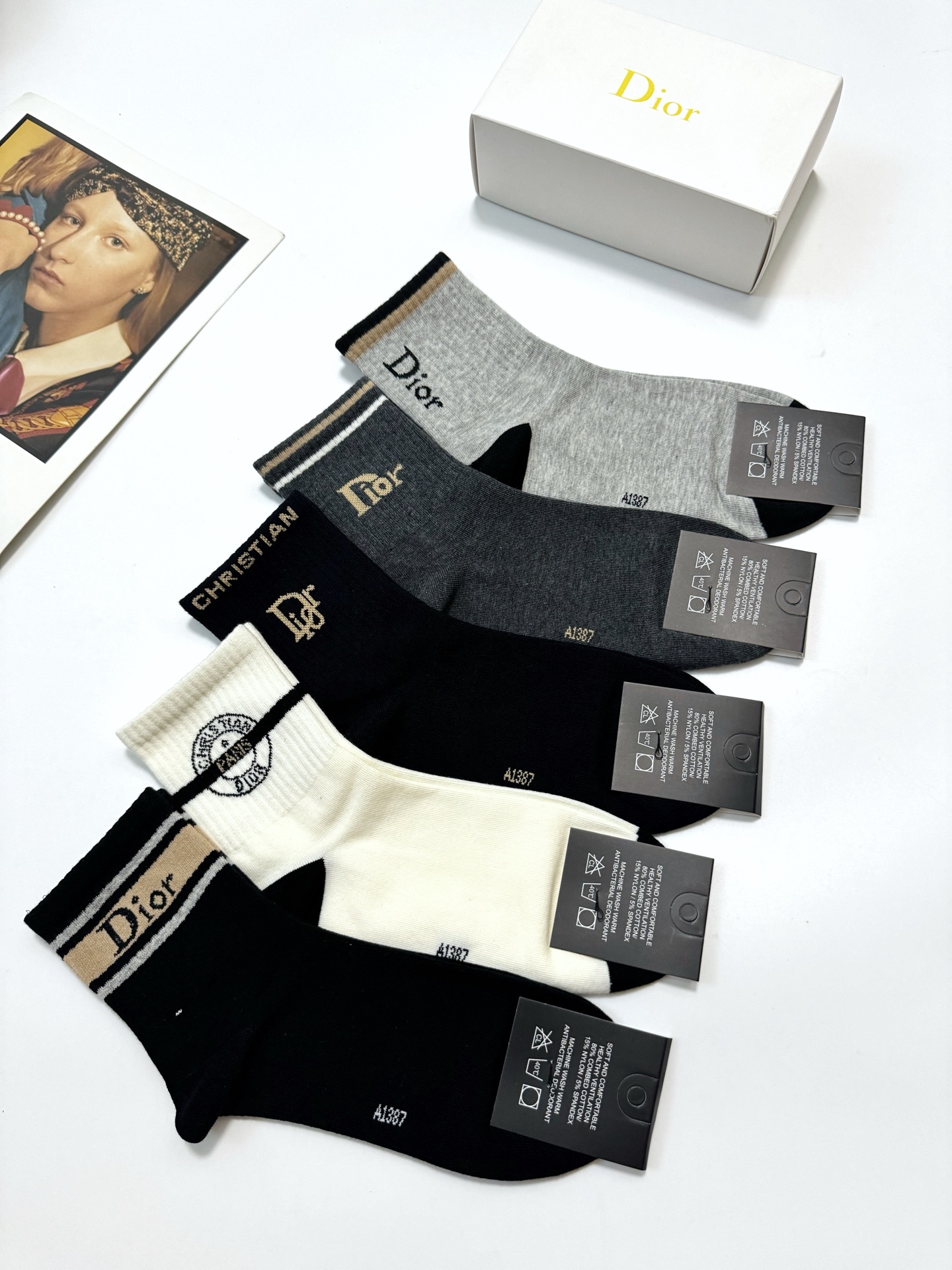   配包装
🌟【一盒5双】男女同款 
 🌟Dior 迪奥 欧美潮牌 经典字母logo 中筒袜  ，ins