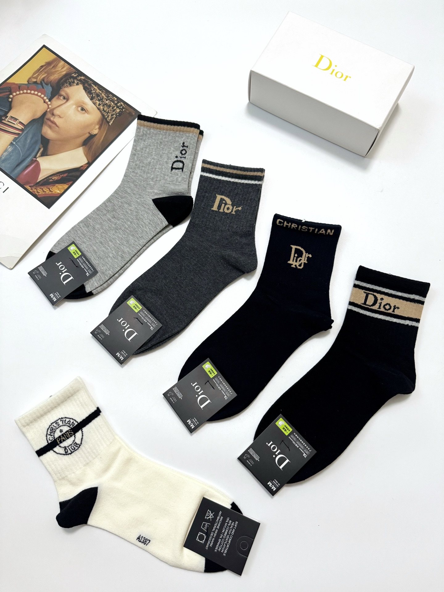   配包装
🌟【一盒5双】男女同款 
 🌟Dior 迪奥 欧美潮牌 经典字母logo 中筒袜  ，ins