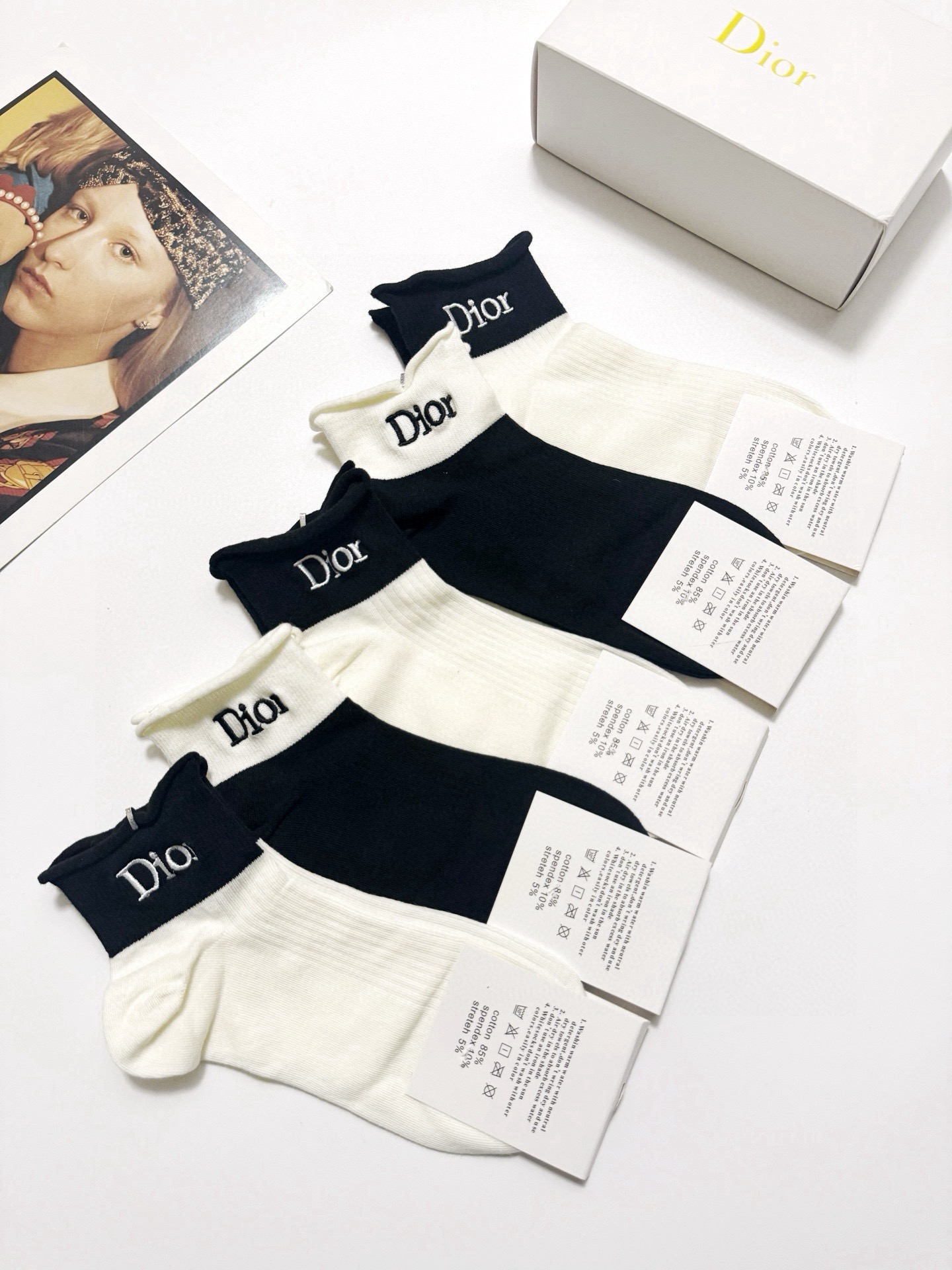  配包装
🌟【一盒5 双】
 🌟Dior 迪奥 经典字母刺绣logo 纯棉中筒袜   ，ins超火爆短袜